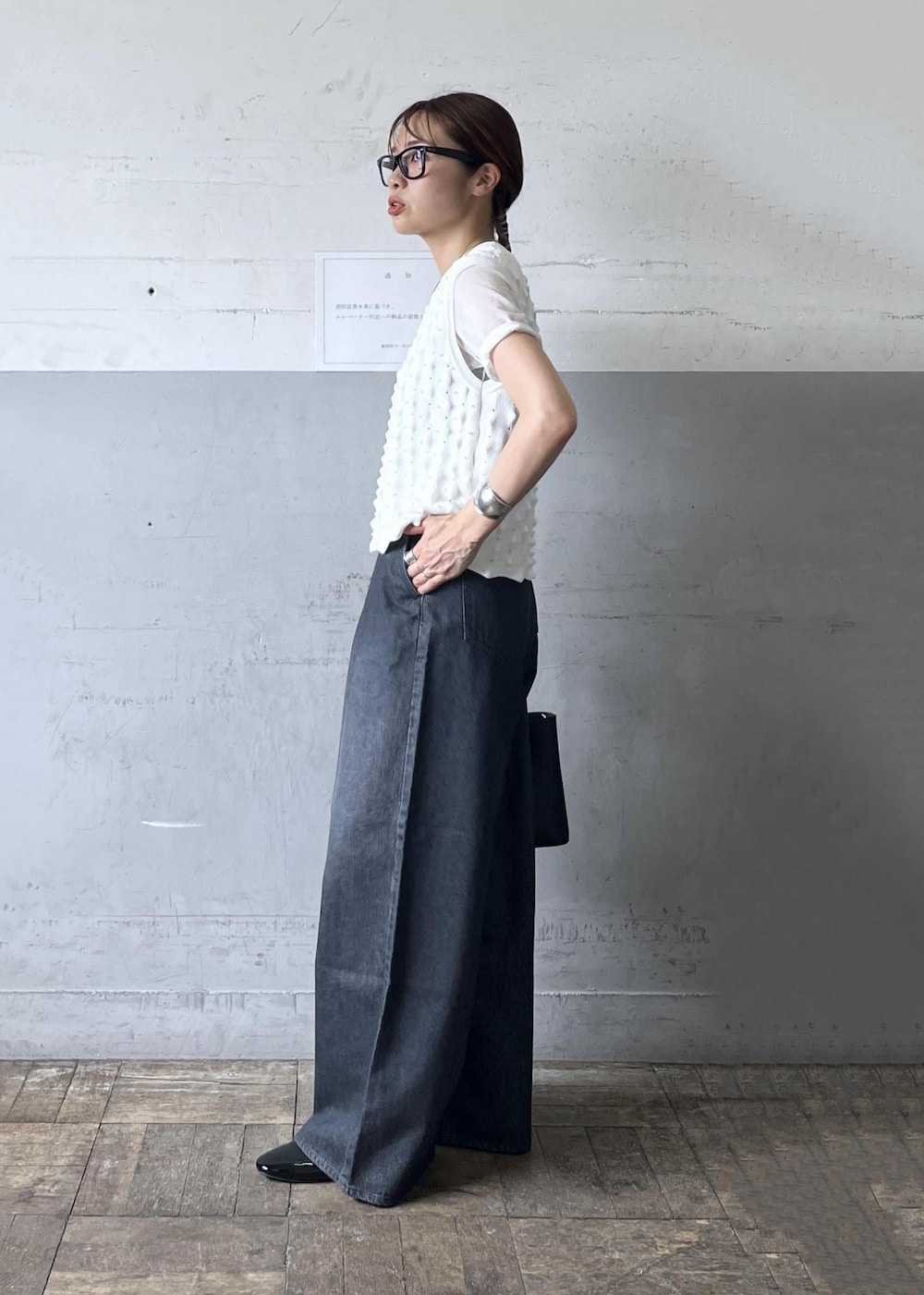 ブラック系のパンプス、ブラック系のデニムパンツ、ホワイト系のTシャツ/カットソーを着用したレディースの夏コーディネートの3枚目の写真