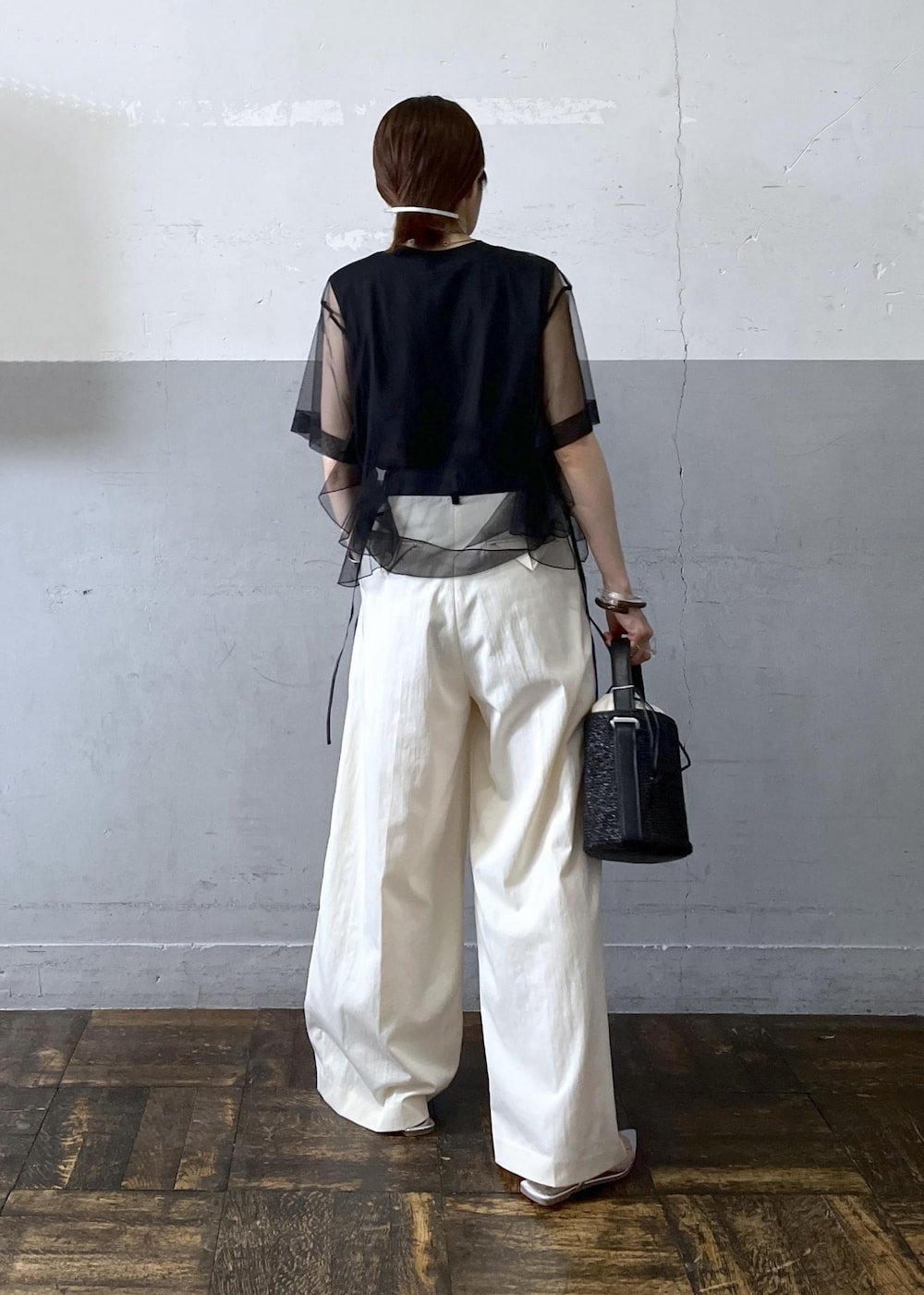 「フリル、ブラック、プルオーバー、カットソー、クルーネック、ホワイト、パンツ、ワイド、ADAM ET ROPÉ、FEMME、骨格ナチュラル、イエベ、きれいめカジュアル、大人カジュアル、夏」｜「ADAM ET ROPE'のストラップビーチサンダル（サンダル、シルバー系）」を使った、tampoさん（レディース・158cm）の春コーディネートの4枚目の写真