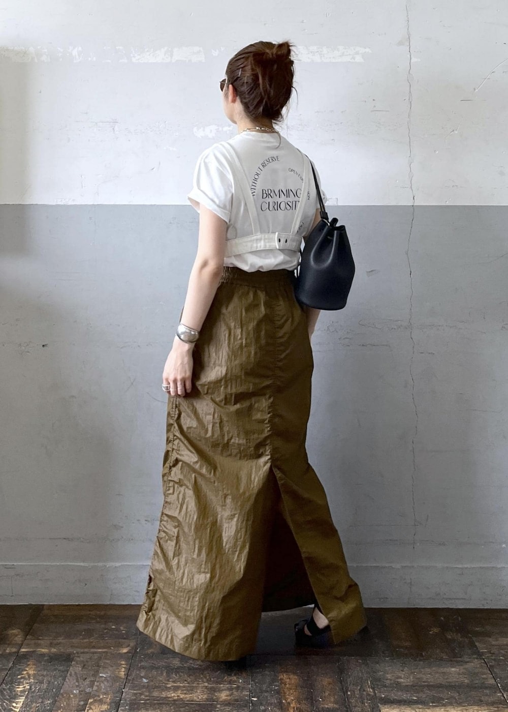 「イエベ春、イエベスプリング、ナチュラル、aeta、アエタ、ビスチェ、サングラス、グルカサンダル、ホワイト、Tシャツ、ロゴ、半袖、クルーネック、プリント、スカート」|「ADAM ET ROPE'の【LES BIJOUX】MIXチェーンネックレス(ネックレス、シルバー系)」を使った、tampoさん(レディース・158cm)の夏コーディネートの3枚目の写真