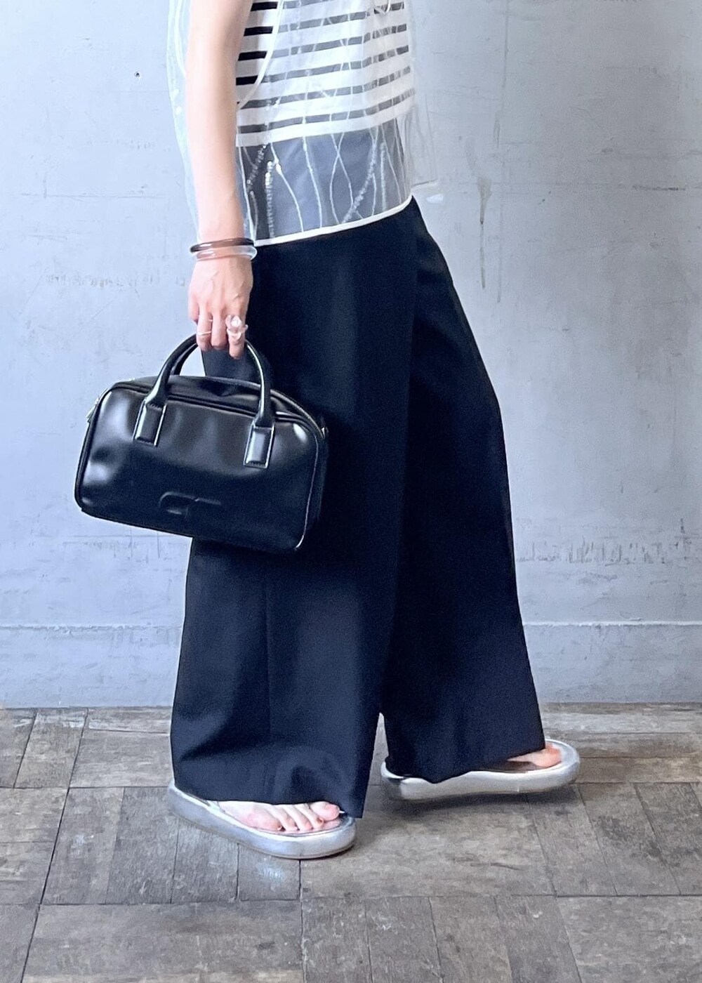 「スパンコール、ブラック、ハット、バケットハット、ホワイト、プルオーバー、ボーダー、ベスト、パンツ、ワイド、ADAM ET ROPÉ、FEMME、骨格ナチュラル、イエベ、大人カジュアル」|「ADAM ET ROPE'の【LACK OF COLOUR(ラックオブカラー)】Wave Bucket(ハット、ブラック系)」を使った、tampoさん(レディース・158cm)の夏コーディネートの10枚目の写真
