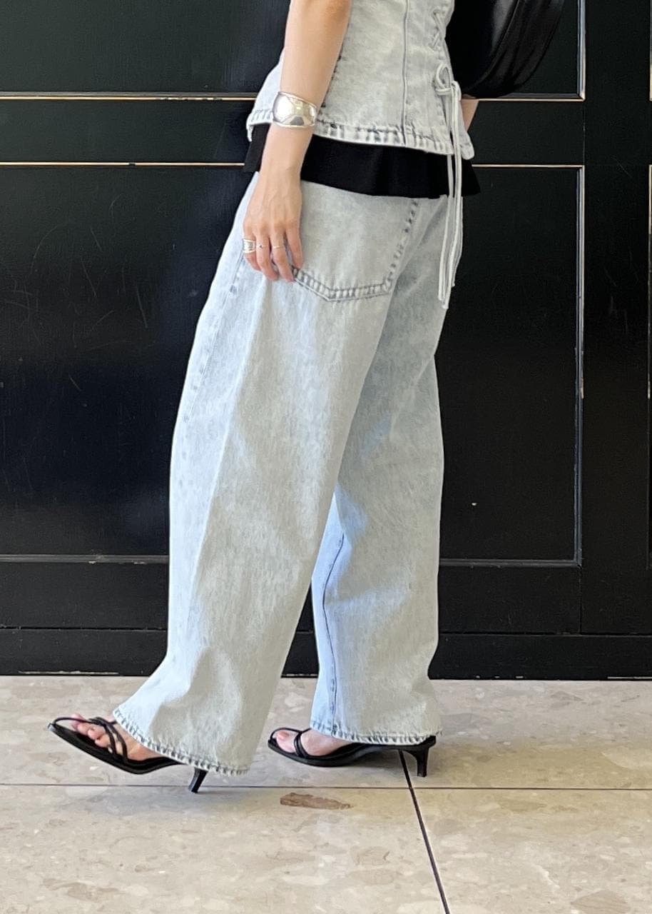 「ビスチェ、ブラック、ノースリーブ、ベスト、パンツ、ブルー、デニム、ライトブルー、サンダル、ヒール、ADAM ET ROPÉ、FEMME、骨格ナチュラル、イエベ、カジュアル」|「ADAM ET ROPE'のナローラインサンダル(サンダル、ブラック系)」を使った、tampoさん(レディース・158cm)の夏コーディネートの10枚目の写真