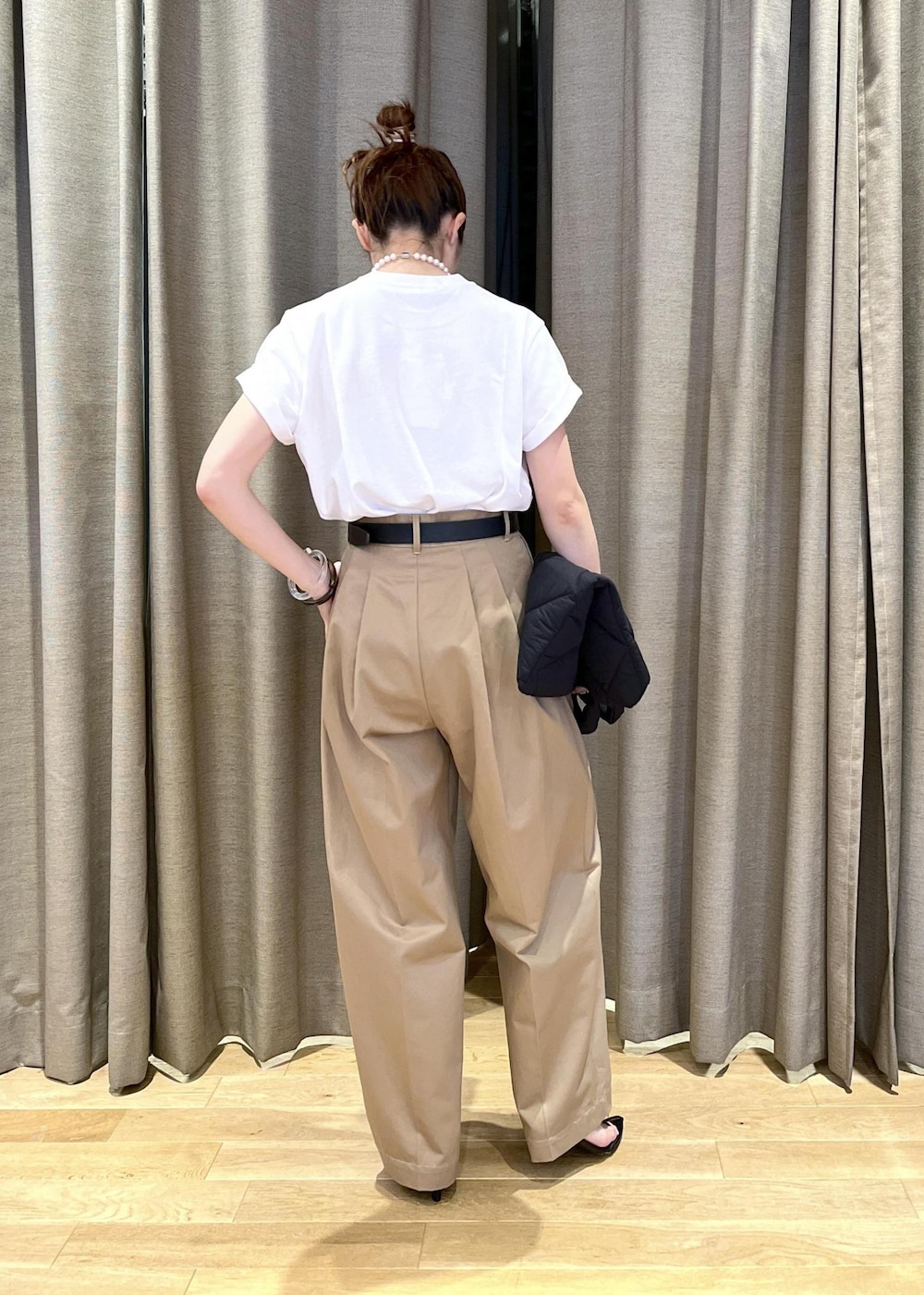 「イエベ春、イエベスプリング、ナチュラル、ganni、ガニー、ナンバリング、numbering、ヒール、ベルト、ホワイト、Tシャツ、ロゴ、半袖、クルーネック、プリント」|「ADAM ET ROPE'の【サステナブル】スクエアバックルワイドベルト(ベルト、ブラック系)」を使った、tampoさん(レディース・158cm)の夏コーディネートの4枚目の写真
