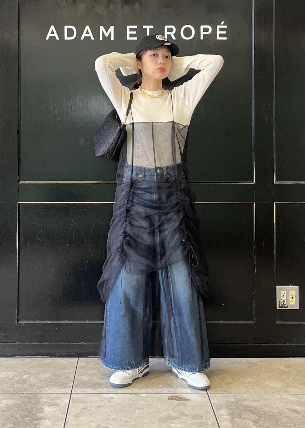 「キャミワンピース、ブラック、チュール、ニット、長袖、パンツ、デニム、ホワイト、スニーカー、ADAM ET ROPÉ、FEMME、骨格ナチュラル、イエベ、カジュアル、大人カジュアル」|「ADAM ET ROPE'のアンチピリングフレアスリーブプルオーバー(ニット/セーター、ホワイト系)」を使った、tampoさん(レディース・158cm)の冬コーディネートの6枚目の写真