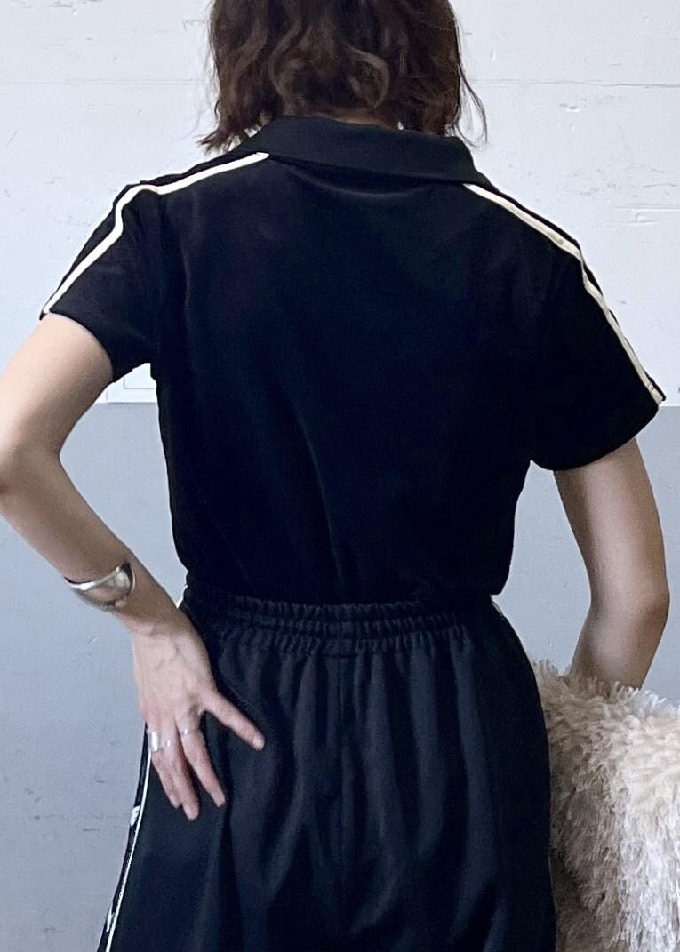 「ブラック、プルオーバー、半袖、ワイド、ハイウエスト、ストレート、ブーツ、ヒール、夏コーデ、初秋コーデ、女子会コーデ、韓国ファッション、スポーツミックス、モード、大人カジュアル」｜「ADAM ET ROPE'の【サステナブル】フリンジファーワンハンドルバッグ（ハンドバッグ、ベージュ系）」を使った、tampoさん（レディース・158cm）の夏コーディネートの8枚目の写真