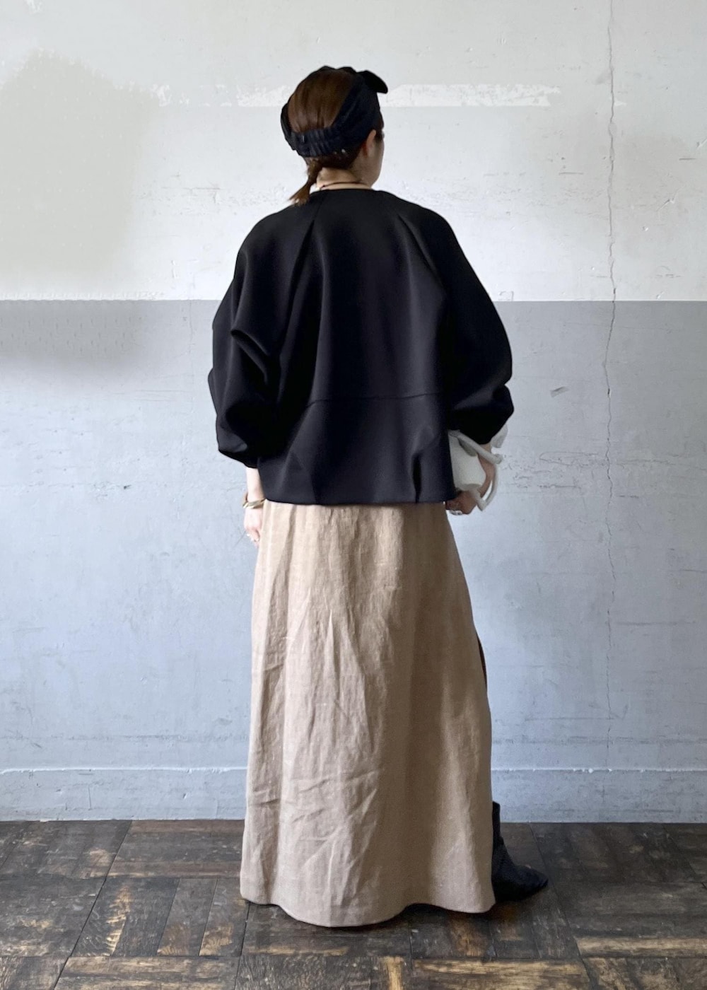 「ブラック、長袖、ショート、ブルゾン、ベージュ、ワンピース、ADAM ET ROPÉ、FEMME、骨格ナチュラル、イエベ、大人カジュアル、春、春コーデ、春ファッション、体型カバー」｜「ADAM ET ROPE'のストレッチブーツサンダル（ブーツ、ブラック系）」を使った、tampoさん（レディース・158cm）の春コーディネートの4枚目の写真