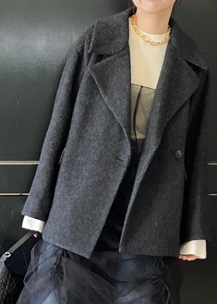 「キャミワンピース、ブラック、チュール、ニット、長袖、パンツ、デニム、ホワイト、スニーカー、ADAM ET ROPÉ、FEMME、骨格ナチュラル、イエベ、カジュアル、大人カジュアル」|「ADAM ET ROPE'のアンチピリングフレアスリーブプルオーバー(ニット/セーター、ホワイト系)」を使った、tampoさん(レディース・158cm)の冬コーディネートの5枚目の写真
