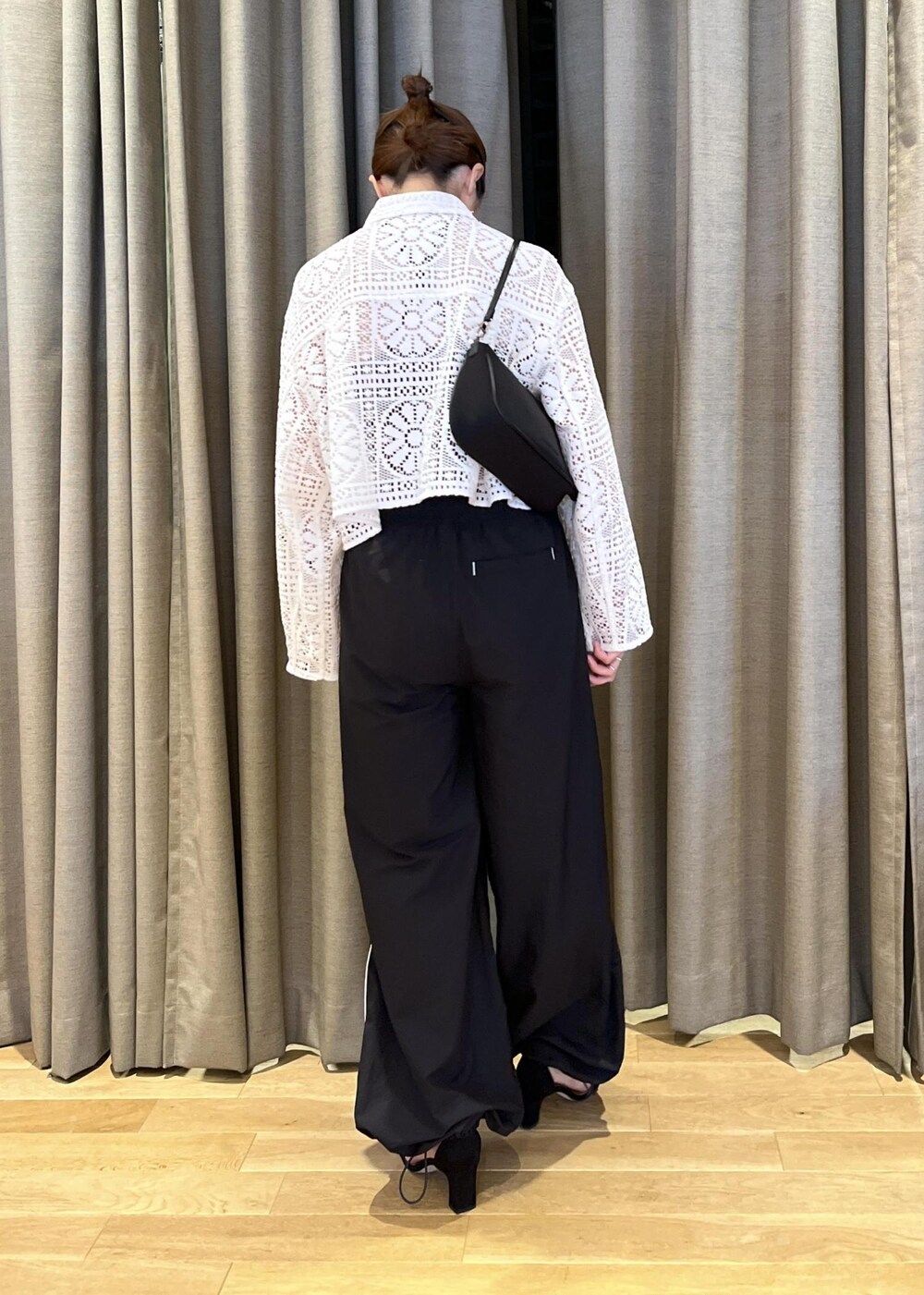 「イエベ春、イエベスプリング、ナチュラル、discus、ディスカス、ブラック、ホワイト、長袖、シャツ、襟、パンツ、サンダル、ヒール、ストラップ、ストラップサンダル」｜「ADAM ET ROPE'の【一部WEB限定カラー】アンクルストラップサンダル（サンダル、ブラック系）」を使った、tampoさん（レディース・158cm）の夏コーディネートの3枚目の写真