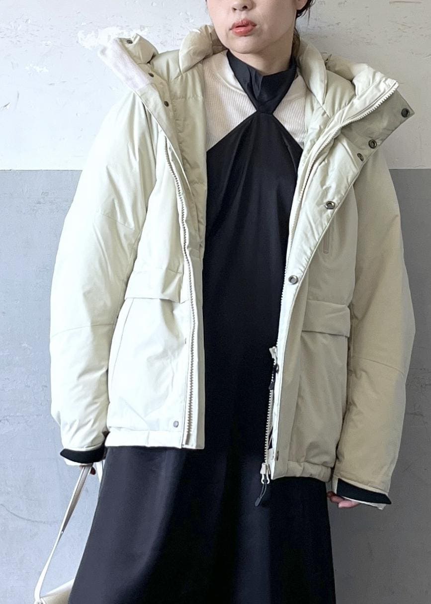 「baserange、ベースレンジ、長袖、ショート、ホワイト、ニット、ダウン、ブラック、ワンピース、ブーツ、ADAM ET ROPÉ、FEMME、HOMME、UNISEX、骨格ナチュラル」|「ADAM ET ROPE'のナロースクエアトゥロングブーツ(ブーツ、ブラック系)」を使った、tampoさん(レディース・158cm)の秋コーディネートの5枚目の写真
