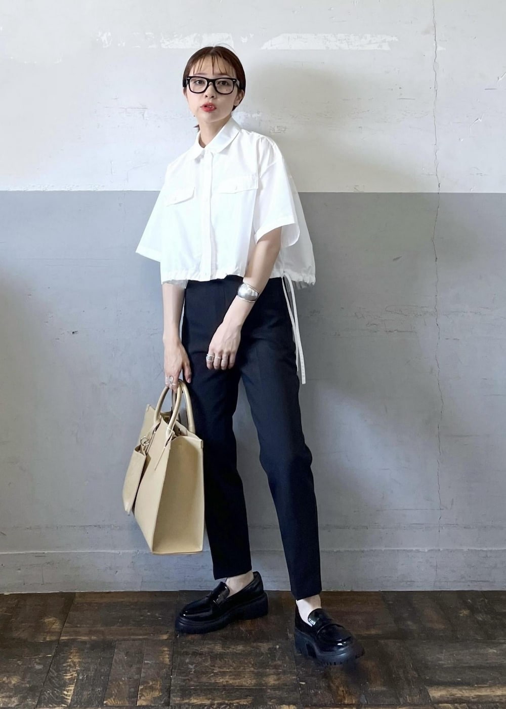 「シャツ、パンツ、ローファー、ADAM ET ROPÉ、FEMME、骨格ナチュラル、イエベ、大人カジュアル、夏、夏コーデ、夏ファッション、オーバーサイズ、ビッグシルエット、ボリューム袖、洗える」|「ADAM ET ROPE'の【サステナブル】スリムスラックス(スラックス、ブラック系)」を使った、tampoさん(レディース・158cm)の春コーディネートの3枚目の写真