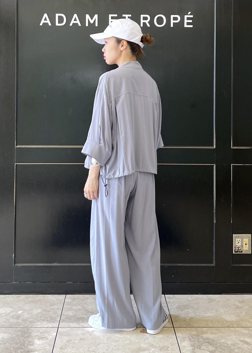 「イエベ春、イエベスプリング、ナチュラル、allege、アレッジ、シャツ、ジャケット、パンツ、ブルー、ワイド、ストレート、スニーカー、ADAM ET ROPÉ、FEMME、骨格ナチュラル」｜「ADAM ET ROPE'の【セットアップ対応】イージーレーヨンクロップドシャツ（シャツ/ブラウス、ブルー系）」を使った、tampoさん（レディース・158cm）の夏コーディネートの3枚目の写真