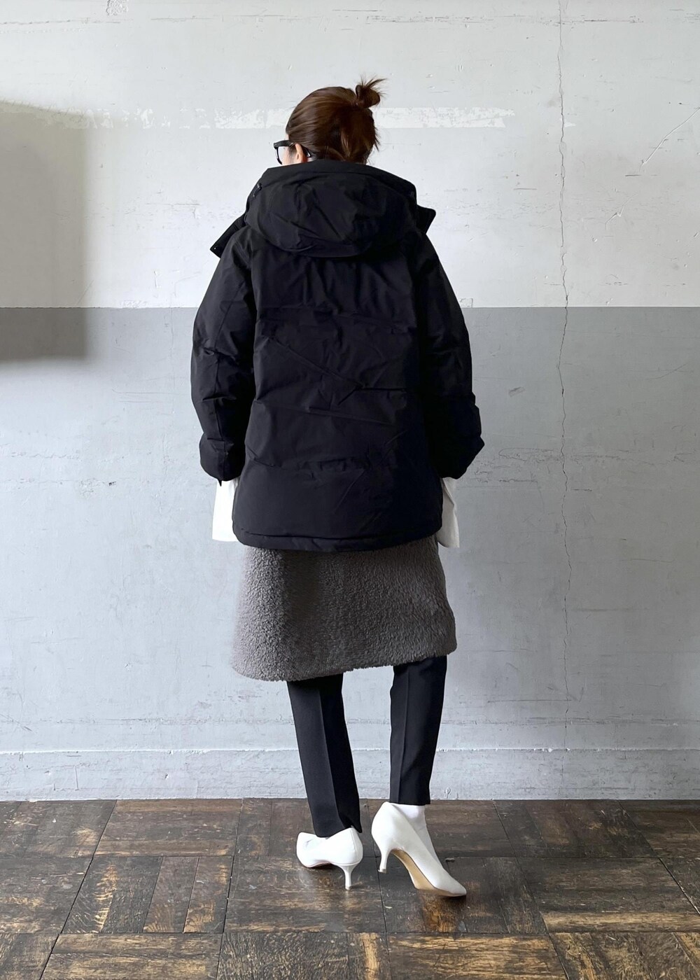 「ボア、ブラック、グレー、長袖、コート、ダウン、パンツ、ADAM ET ROPÉ、FEMME、HOMME、UNISEX、骨格ナチュラル、イエベ、カジュアル、大人カジュアル」｜「ADAM ET ROPE'の【ALLIED/アライド】ショートダウンジャケット / 防水性 / 透湿性 / 保温性 / ユニセックス（ダウンジャケット/コート、ブラック系）」を使った、tampoさん（レディース・158cm）の秋コーディネートの3枚目の写真