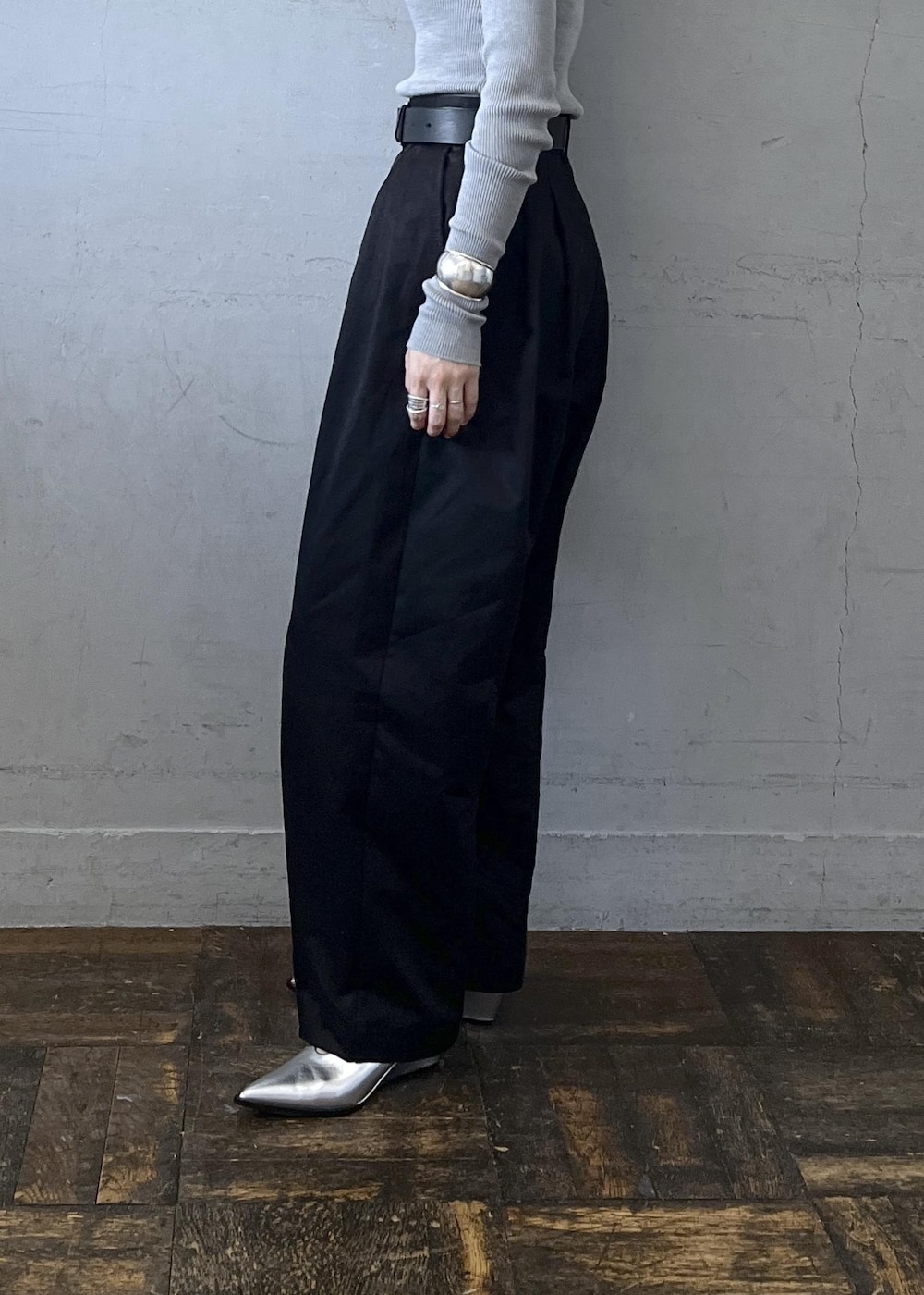 「auralee、オーラリー、イエベ春、イエベスプリング、ナチュラル、ポロ、タックパンツ、チノパンツ、パール、ハンドバッグ、グレー、長袖、パンツ、ベルト、ハイウエスト」|「ADAM ET ROPE'のチェーンアクセサリーミニバッグ(ショルダーバッグ、ブラック系)」を使った、tampoさん(レディース・158cm)の夏コーディネートの8枚目の写真