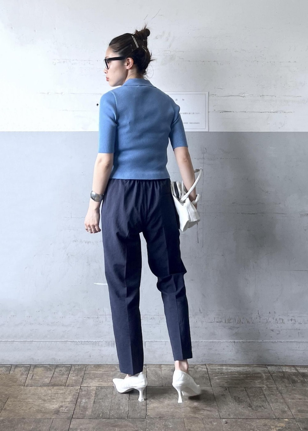 「オーラリー、auralee、FEMME、HOMME、UNISEX、骨格ナチュラル、イエベ、セットアップ対応、夏、夏ファッション、洗える、ウォッシャブル、スラックスパンツ、メガネ、ブルー」｜「ADAM ET ROPE'のメタルカーブチョーカー（チョーカー、シルバー系）」を使った、tampoさん（レディース・158cm）の春コーディネートの3枚目の写真