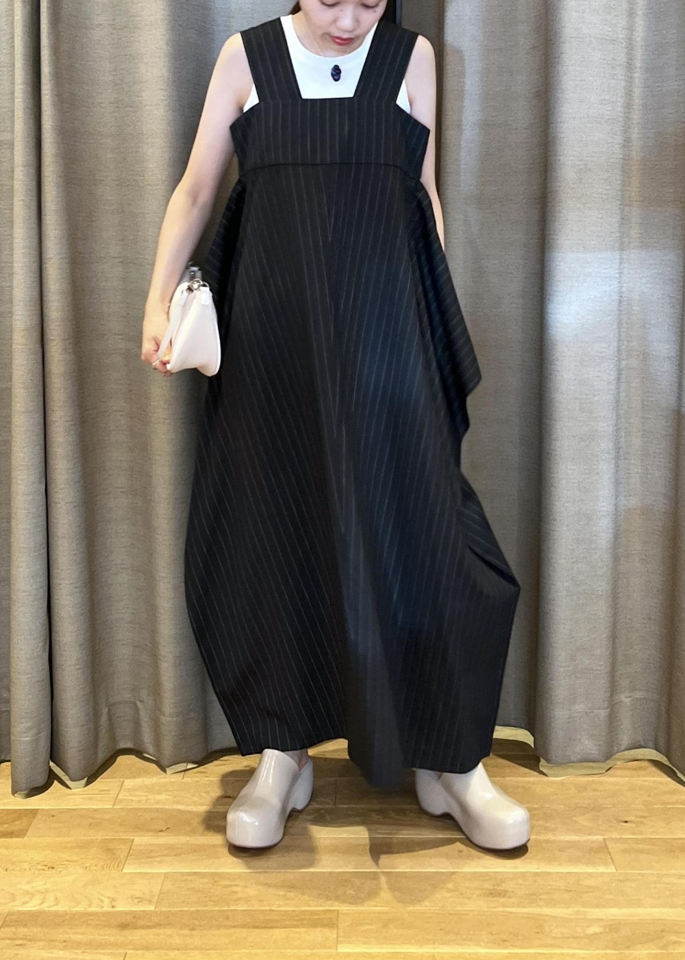「イエベ春、イエべスプリング、ナチュラル、タンクトップ、sisi joia、シシ ジョイア、ブラック、ワンピース、ノースリーブ、マキシ、ホワイト、ミュール、ADAM ET ROPÉ、FEMME、骨格ナチュラル」|「ADAM ET ROPE'の【サステナブル】2WAYシルエットジャンパースカート(ジャンパースカート、ブラック系)」を使った、tampoさん(レディース・158cm)の夏コーディネートの6枚目の写真