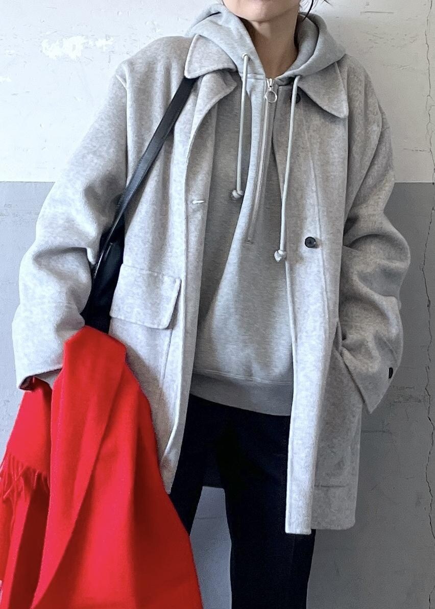 「グレー、長袖、オーバーサイズ、ライトグレー、スウェット、パーカー、パンツ、ローファー、ADAM ET ROPÉ、FEMME、骨格ナチュラル、イエベ、カジュアル、大人カジュアル、スポーティー」|「ADAM ET ROPE'の【晴雨兼用】ボリュームローファー(レインシューズ、ブラック系)」を使った、tampoさん(レディース・158cm)の秋コーディネートの5枚目の写真