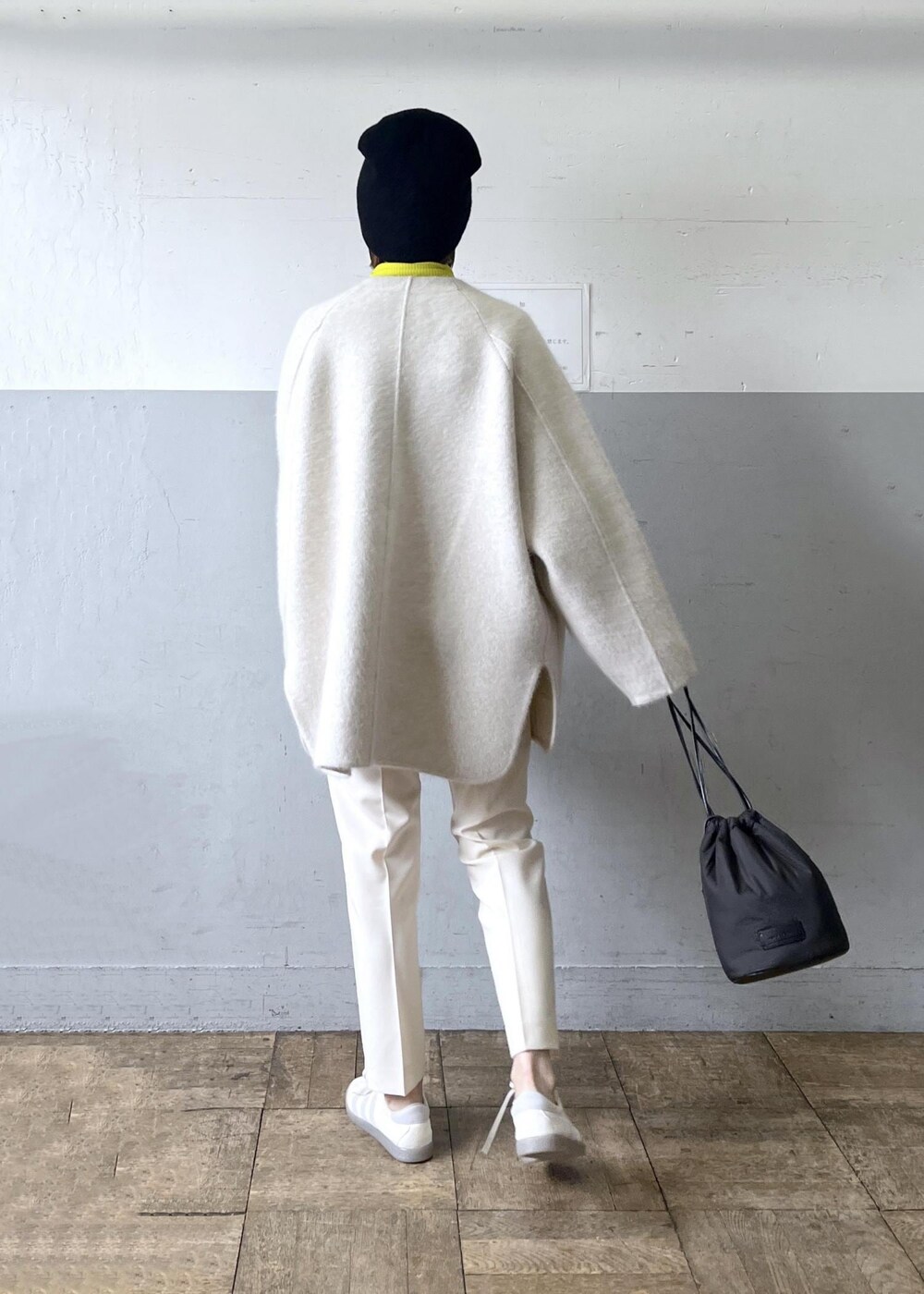 「ショルダーバッグ、巾着、ホワイト、ニット、長袖、コート、ノーカラー、スニーカー、ローカット、ADAM ET ROPÉ、FEMME、骨格ナチュラル、イエベ、きれいめカジュアル、大人カジュアル」|「ADAM ET ROPE'のアンチピリングポイントスリーブタートルニット(ニット/セーター、イエロー系)」を使った、tampoさん(レディース・158cm)の秋コーディネートの4枚目の写真