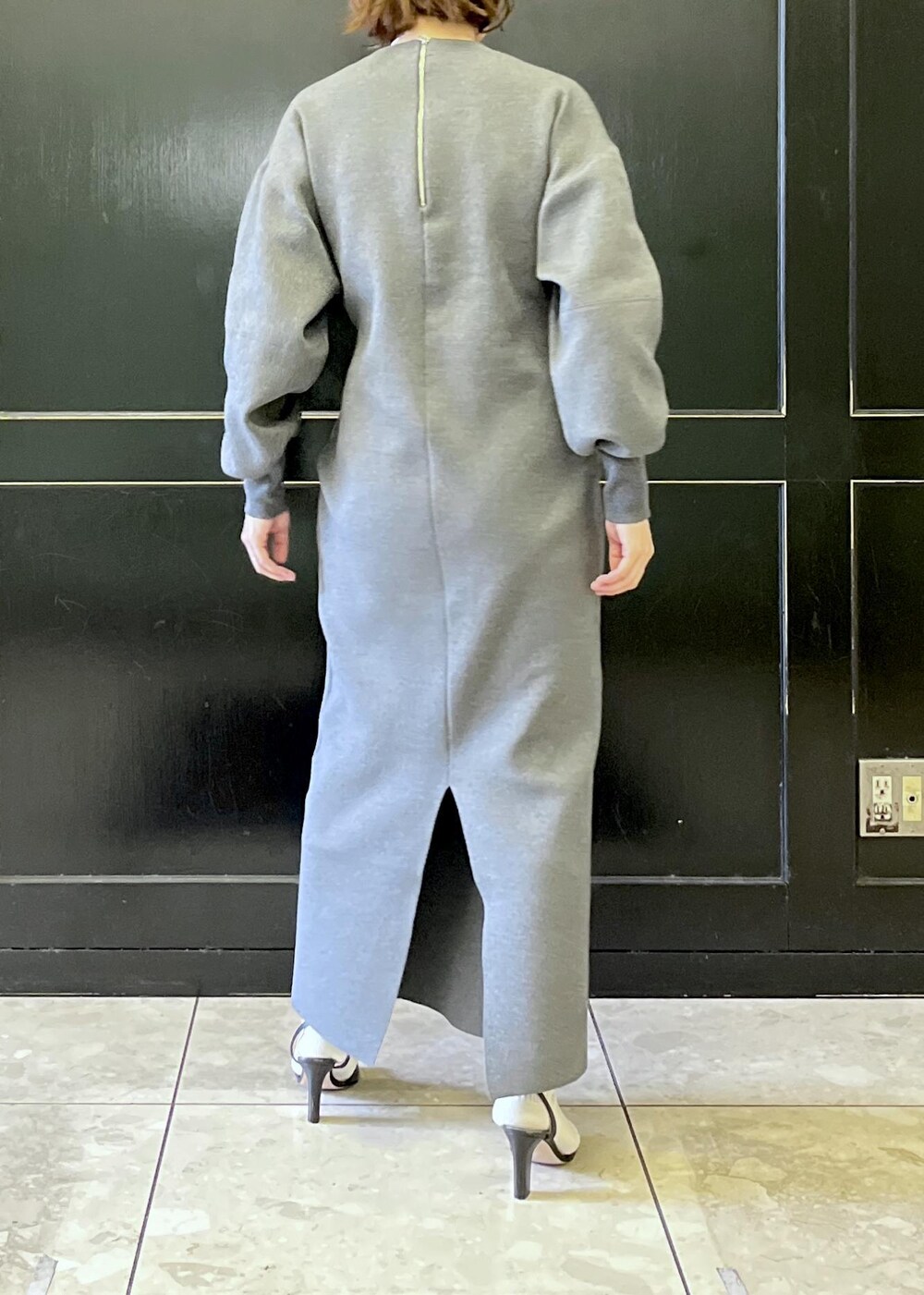 「グレー、長袖、ロング、ワンピース、ADAM ET ROPÉ、FEMME、骨格ナチュラル、イエベ、大人カジュアル、フェミニン、スポーティー、秋コーデ、冬コーデ、秋ファッション、冬ファッション」｜「ADAM ET ROPE'のバルキーニーハイソックス（ソックス/靴下、ホワイト系）」を使った、tampoさん（レディース・158cm）の秋コーディネートの8枚目の写真
