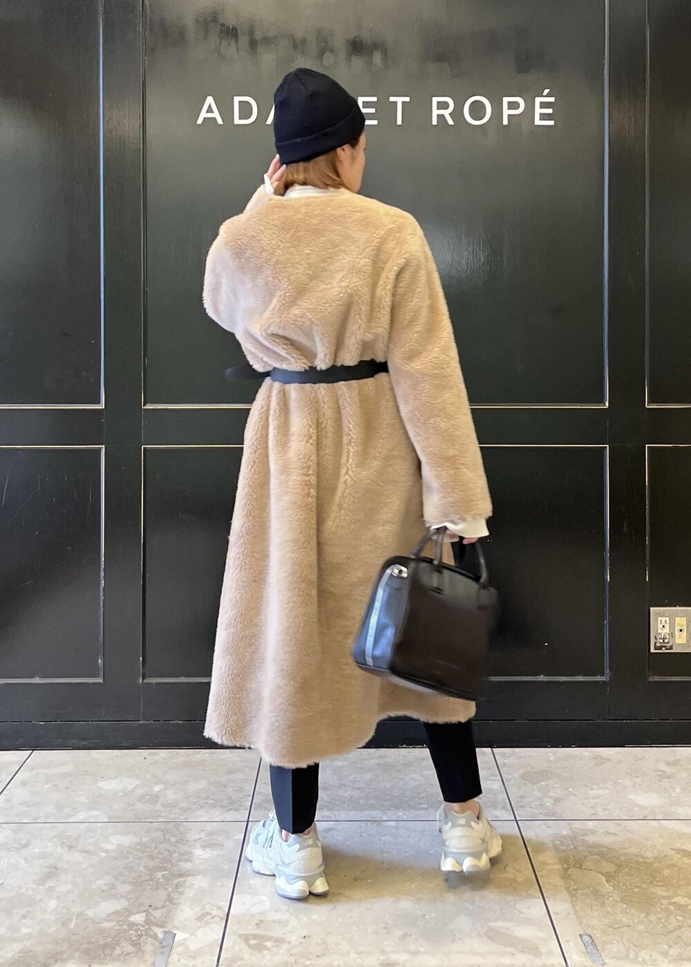 「SNaPMeAward23w、リバーシブル、ボストンバッグ、ニット、長袖、ロング、タートルネック、パンツ、スニーカー、ADAM ET ROPÉ、FEMME、骨格ナチュラル、イエベ、大人カジュアル、冬」|「ADAM ET ROPE'のロゴボストンバッグ(ボストンバッグ、ブラック系)」を使った、tampoさん(レディース・158cm)の冬コーディネートの4枚目の写真