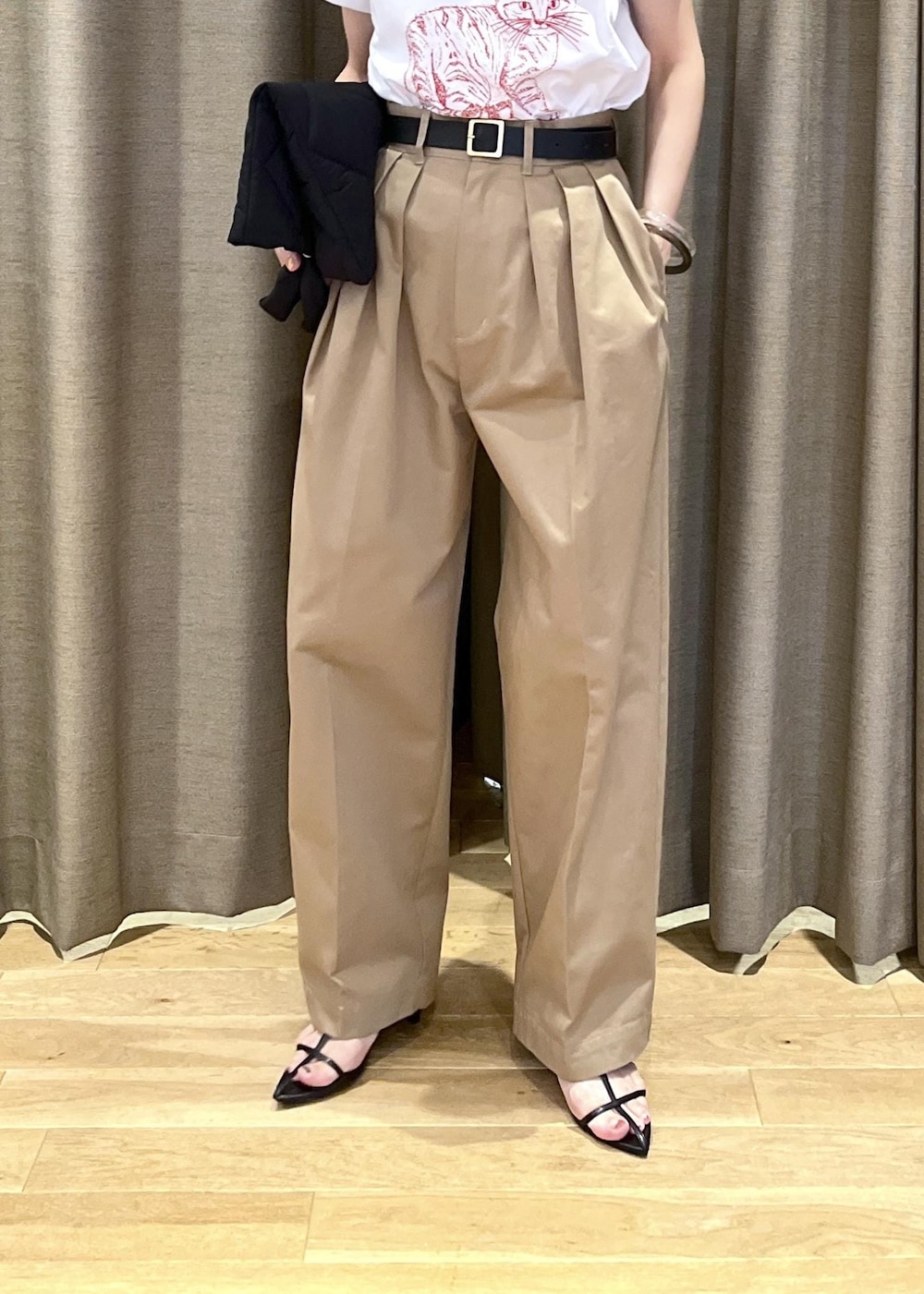 「イエベ春、イエベスプリング、ナチュラル、ganni、ガニー、ナンバリング、numbering、ヒール、ベルト、ホワイト、Tシャツ、ロゴ、半袖、クルーネック、プリント」|「ADAM ET ROPE'の【サステナブル】スクエアバックルワイドベルト(ベルト、ブラック系)」を使った、tampoさん(レディース・158cm)の夏コーディネートの8枚目の写真