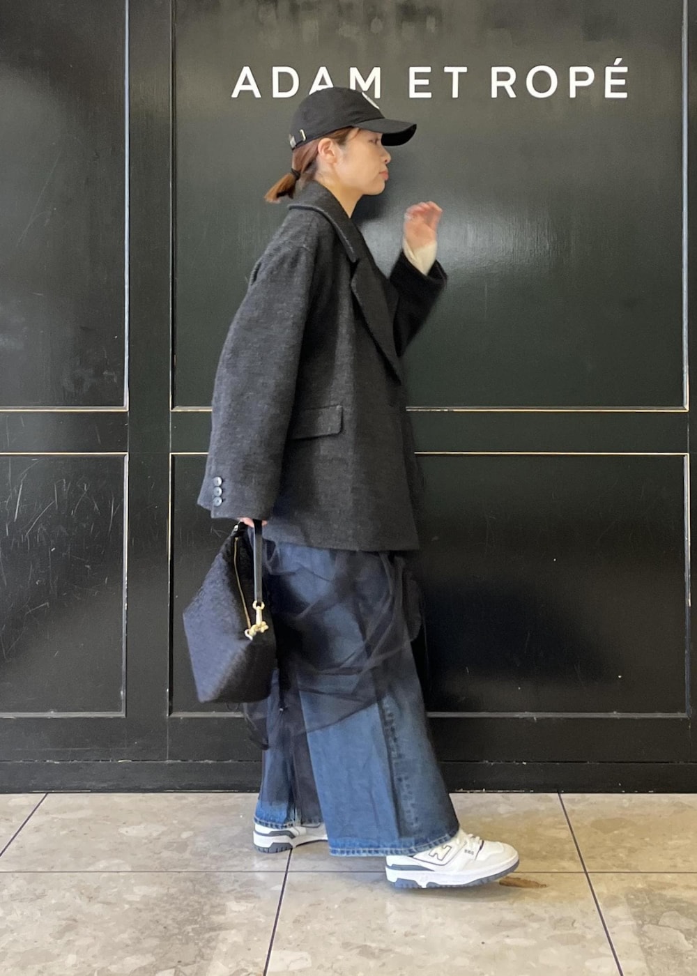 「キャミワンピース、ブラック、チュール、ニット、長袖、パンツ、デニム、ホワイト、スニーカー、ADAM ET ROPÉ、FEMME、骨格ナチュラル、イエベ、カジュアル、大人カジュアル」|「ADAM ET ROPE'のアンチピリングフレアスリーブプルオーバー(ニット/セーター、ホワイト系)」を使った、tampoさん(レディース・158cm)の冬コーディネートの3枚目の写真