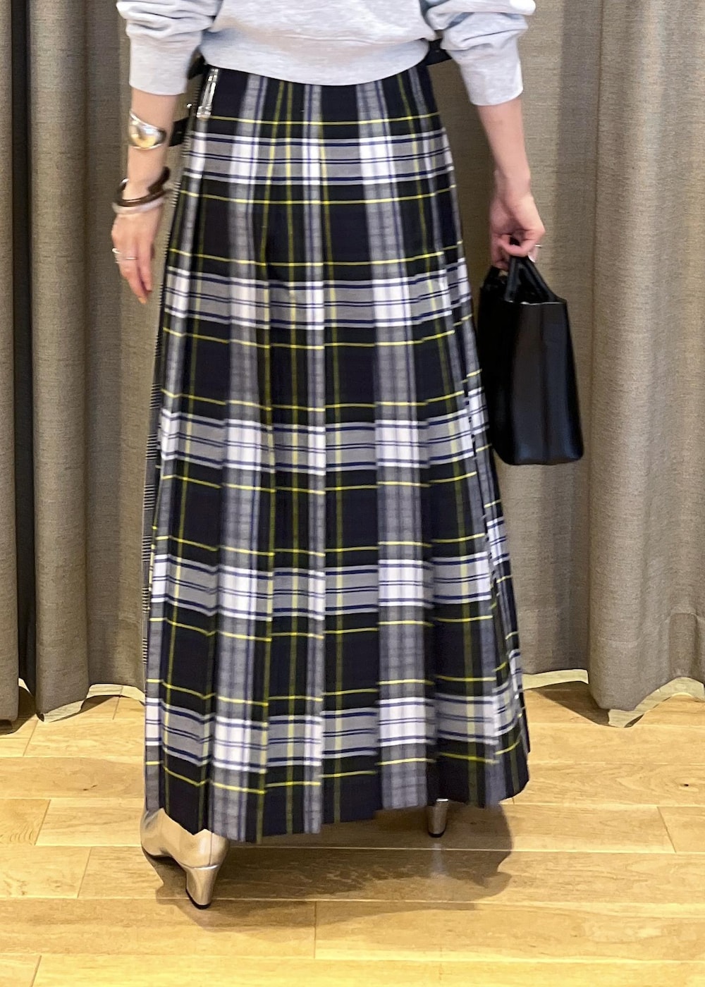 「o'neil of dublin、オニール オブ ダブリン、sporty&rich、スポーティー&リッチ、イエベ春、イエベスプリング、ナチュラル、ラップスカート、ロング、マキシ、別注、グレー、長袖、スウェット、パーカー」｜「ADAM ET ROPE'のダブルポケット2wayバッグ（ショルダーバッグ、ブラック系）」を使った、tampoさん（レディース・158cm）の秋コーディネートの7枚目の写真