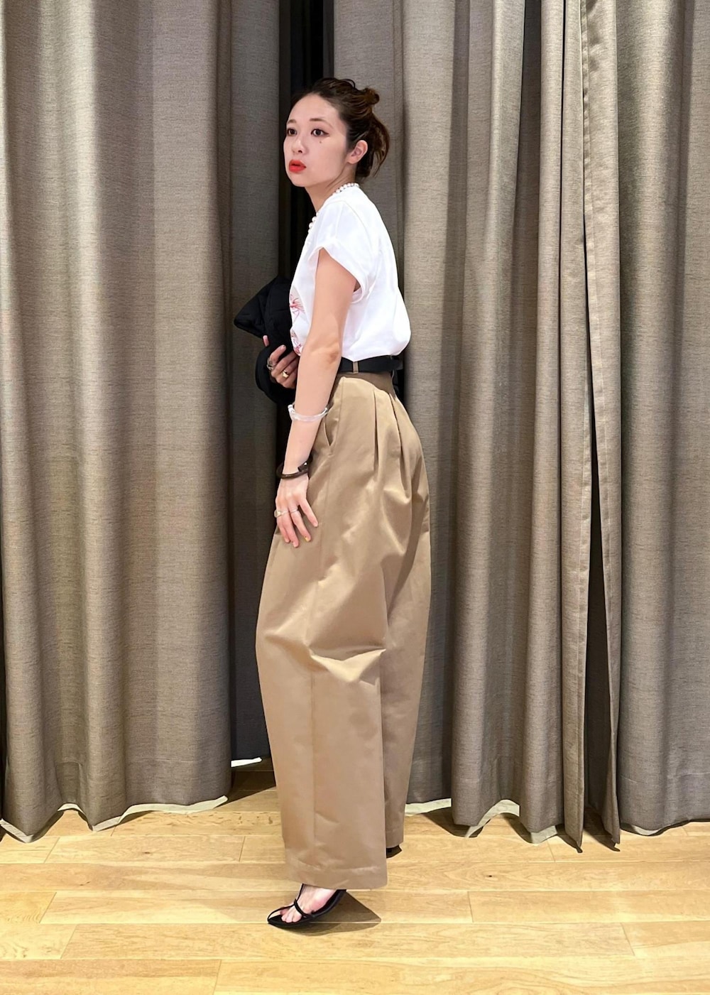 「イエベ春、イエベスプリング、ナチュラル、ganni、ガニー、ナンバリング、numbering、ヒール、ベルト、ホワイト、Tシャツ、ロゴ、半袖、クルーネック、プリント」|「ADAM ET ROPE'の【サステナブル】スクエアバックルワイドベルト(ベルト、ブラック系)」を使った、tampoさん(レディース・158cm)の夏コーディネートの3枚目の写真