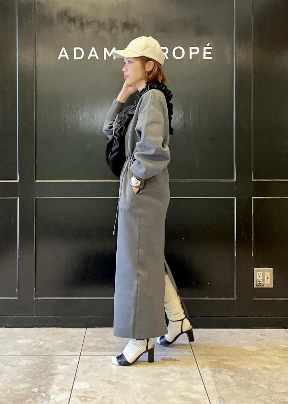 「グレー、長袖、ロング、ワンピース、ADAM ET ROPÉ、FEMME、骨格ナチュラル、イエベ、大人カジュアル、フェミニン、スポーティー、秋コーデ、冬コーデ、秋ファッション、冬ファッション」｜「ADAM ET ROPE'のバルキーニーハイソックス（ソックス/靴下、ホワイト系）」を使った、tampoさん（レディース・158cm）の秋コーディネートの3枚目の写真