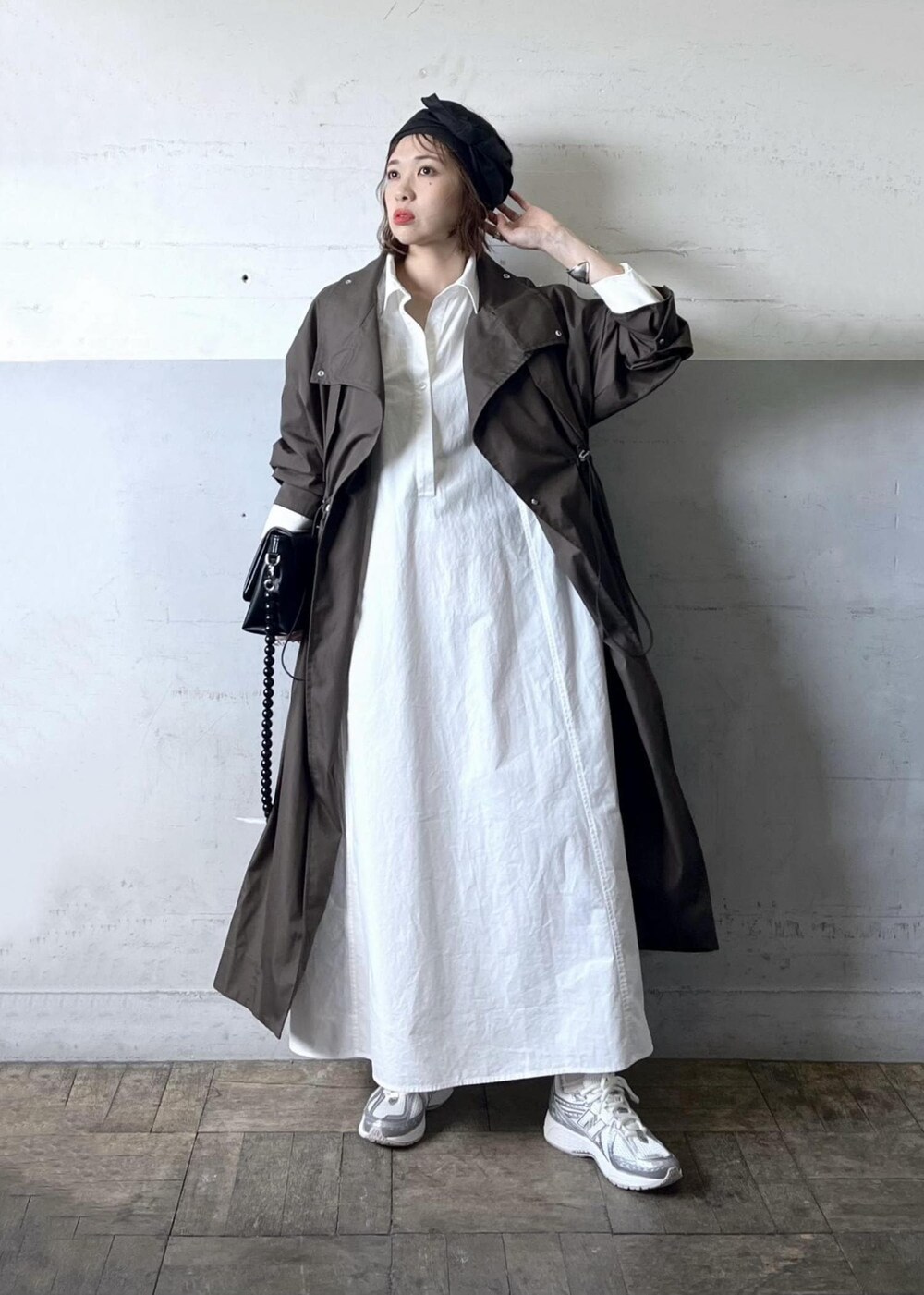 「24SS春の新作、web限定、ホワイト、長袖、ロング、ワンピース、マキシ、シャツワンピース、スニーカー、ADAM ET ROPÉ、FEMME、骨格ナチュラル、イエベ、大人カジュアル、春」｜「ADAM ET ROPE'のテントラインシャツワンピース（シャツワンピース、ホワイト系）」を使った、tampoさん（レディース・158cm）の冬コーディネートの2枚目の写真