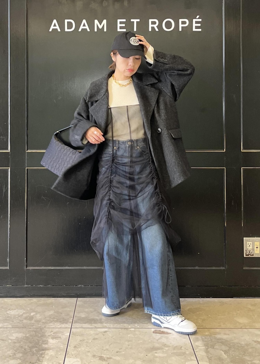 「キャミワンピース、ブラック、チュール、ニット、長袖、パンツ、デニム、ホワイト、スニーカー、ADAM ET ROPÉ、FEMME、骨格ナチュラル、イエベ、カジュアル、大人カジュアル」|「ADAM ET ROPE'のアンチピリングフレアスリーブプルオーバー(ニット/セーター、ホワイト系)」を使った、tampoさん(レディース・158cm)の冬コーディネートの2枚目の写真