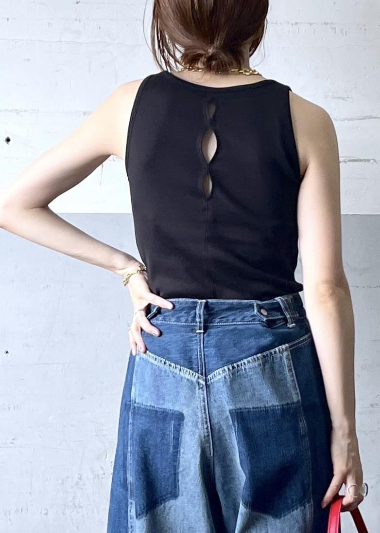 「夏コーデ、お出かけコーデ、女子会コーデ、大人カジュアル、パンツスタイル、カジュアルコーデ、シンプルコーデ、ADAM ET ROPÉ、ナチュラル、イエベ春、敏感、トップス、タンクトップ、パンツ、デニムパンツ」|「ADAM ET ROPE'のカップインサークルカットアメスリタンクトップ(タンクトップ、ブラック系)」を使った、tampoさん(レディース・159cm)の夏コーディネートの8枚目の写真