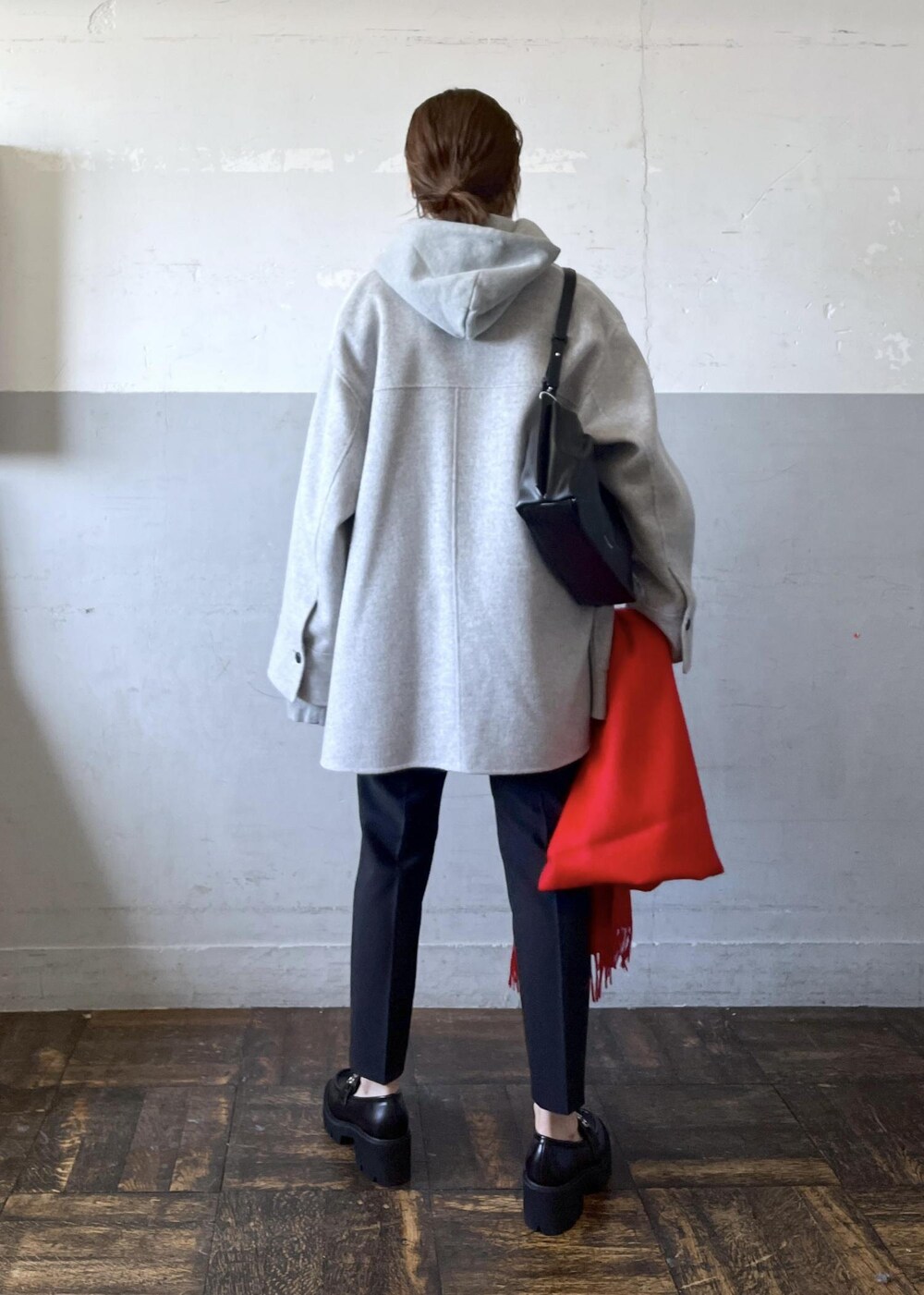 「グレー、長袖、オーバーサイズ、ライトグレー、スウェット、パーカー、パンツ、ローファー、ADAM ET ROPÉ、FEMME、骨格ナチュラル、イエベ、カジュアル、大人カジュアル、スポーティー」|「ADAM ET ROPE'の【晴雨兼用】ボリュームローファー(レインシューズ、ブラック系)」を使った、tampoさん(レディース・158cm)の秋コーディネートの4枚目の写真
