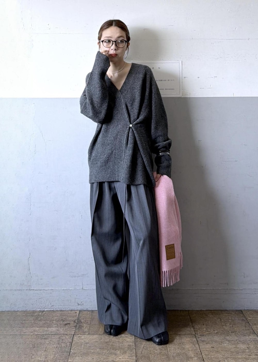 ホワイト系のハンドバッグ、グレー系のスラックス、グレー系のニット/セーターを着用したレディースの秋コーディネートの6枚目の写真
