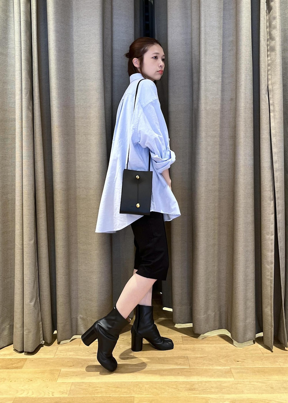 「parrott canvas、パロット キャンバス、mary al terna、メアリ オル ターナ、イエベ春、イエベスプリング、ナチュラル、シャツ、ライトブルー、襟、ブラック、ハーフパンツ、ブーツ、ショートブーツ、ADAM ET ROPÉ」｜「MARY AL TERNAの【MARY AL TERNA】TWINKLE（ショルダーバッグ、ブラック系）」を使った、tampoさん（レディース・158cm）の夏コーディネートの3枚目の写真