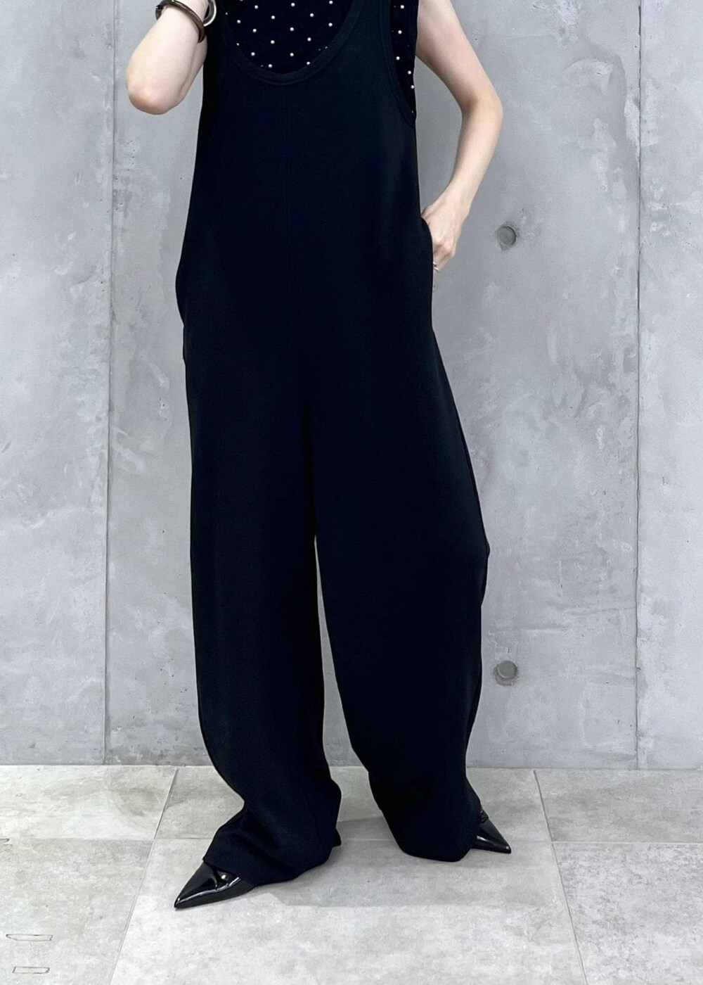 「パール、FEMME、骨格ナチュラル、イエベ、夏、夏ファッション、ワントーン、スタイルカバー、洗える、ウォッシャブル、ニット、ロンパース、ブラック、ワイド、クルーネック」｜「ADAM ET ROPE'の【逸品】パールニットプルオーバー（ニット/セーター、ブラック系）」を使った、tampoさん（レディース・158cm）の夏コーディネートの8枚目の写真