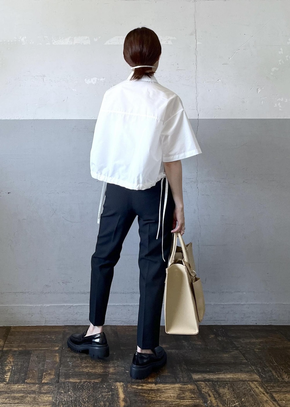 「シャツ、パンツ、ローファー、ADAM ET ROPÉ、FEMME、骨格ナチュラル、イエベ、大人カジュアル、夏、夏コーデ、夏ファッション、オーバーサイズ、ビッグシルエット、ボリューム袖、洗える」|「ADAM ET ROPE'の【サステナブル】スリムスラックス(スラックス、ブラック系)」を使った、tampoさん(レディース・158cm)の春コーディネートの5枚目の写真