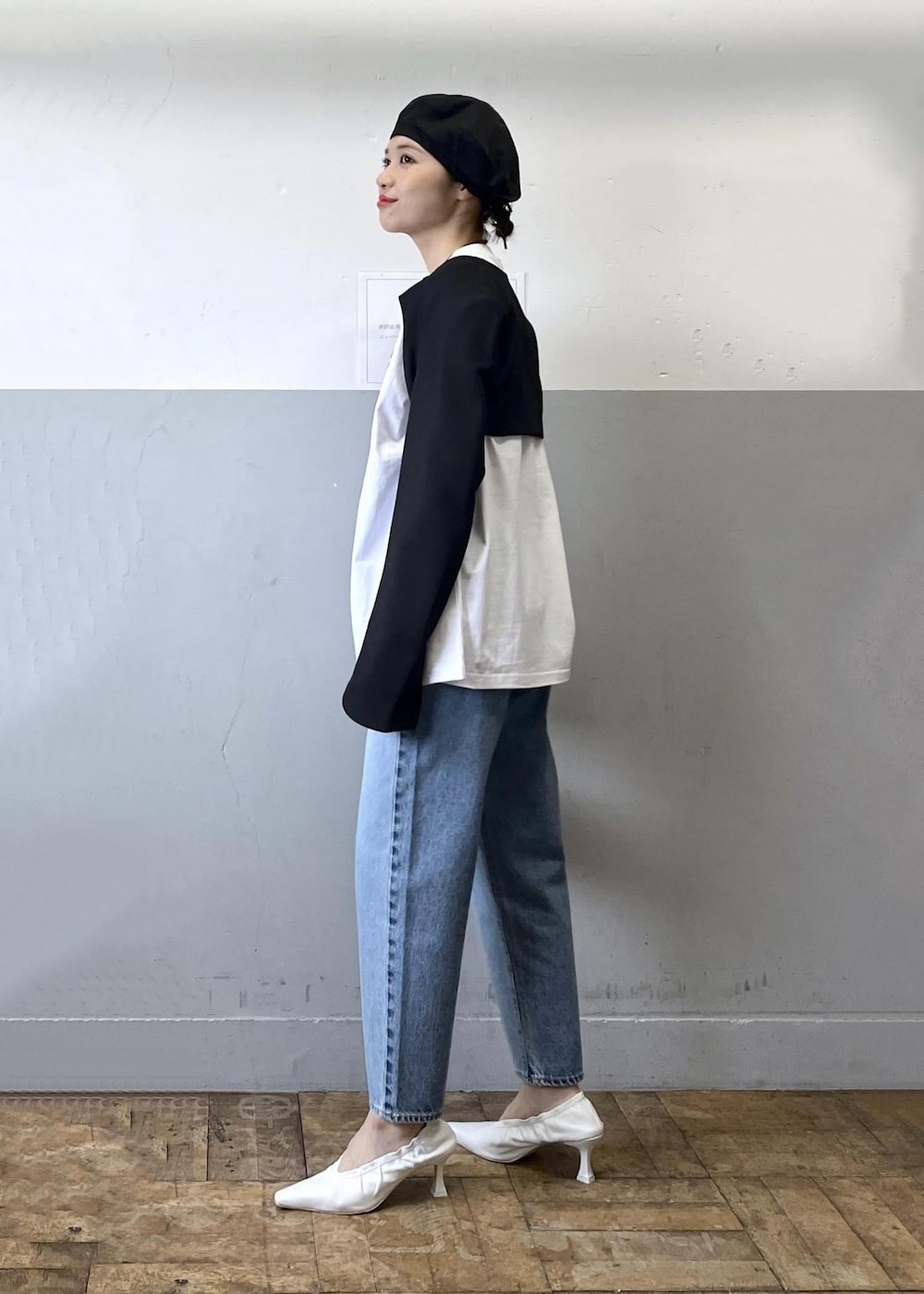 「ホワイト、プルオーバー、長袖、クルーネック、プリント、Tシャツ、ロゴ、パンツ、ブルー、デニム、テーパード、パンプス、ポインテッドトゥ、ヒール、ADAM ET ROPÉ」|「NEEDBY heritageの【NEEDBY for ADAM ET ROPE'】別注 FIT HIGHRISE TAPERED(デニムパンツ、ブルー系)」を使った、tampoさん(レディース・158cm)の冬コーディネートの4枚目の写真