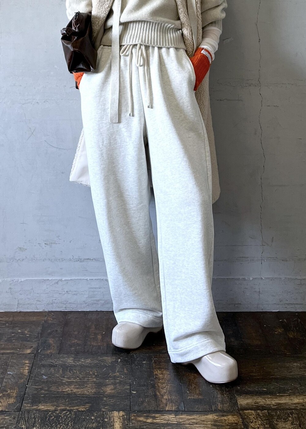 「レイヤード、スウェットパンツ、ホワイト、ニット、長袖、ロング、ボア、パンツ、ワイド、ストレート、ADAM ET ROPÉ、FEMME、骨格ナチュラル、イエベ、カジュアル」｜「ADAM ET ROPE'のチャンキークロッグ（その他シューズ、ベージュ系）」を使った、tampoさん（レディース・158cm）の秋コーディネートの9枚目の写真