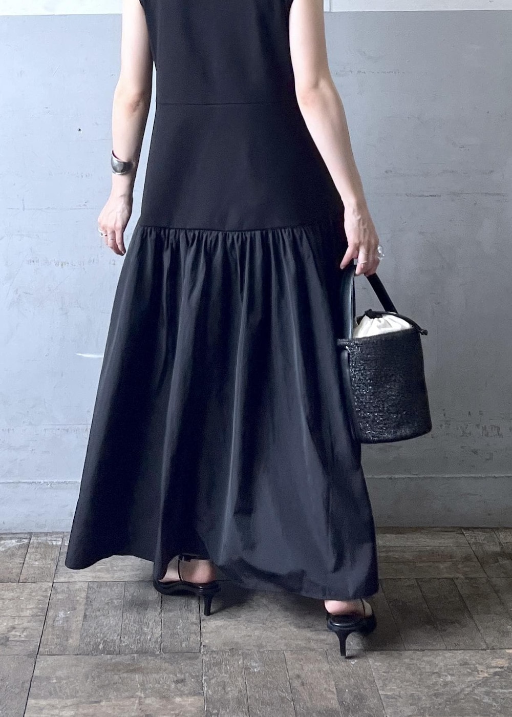 「ブラック、ロング、ワンピース、フレア、クルーネック、ノースリーブ、マキシ、切り替え、ギャザー、ティアード、Aライン、ADAM ET ROPÉ、FEMME、骨格ナチュラル、イエベ」｜「ADAM ET ROPE'のナローラインサンダル（サンダル、ブラック系）」を使った、tampoさん（レディース・158cm）の夏コーディネートの10枚目の写真