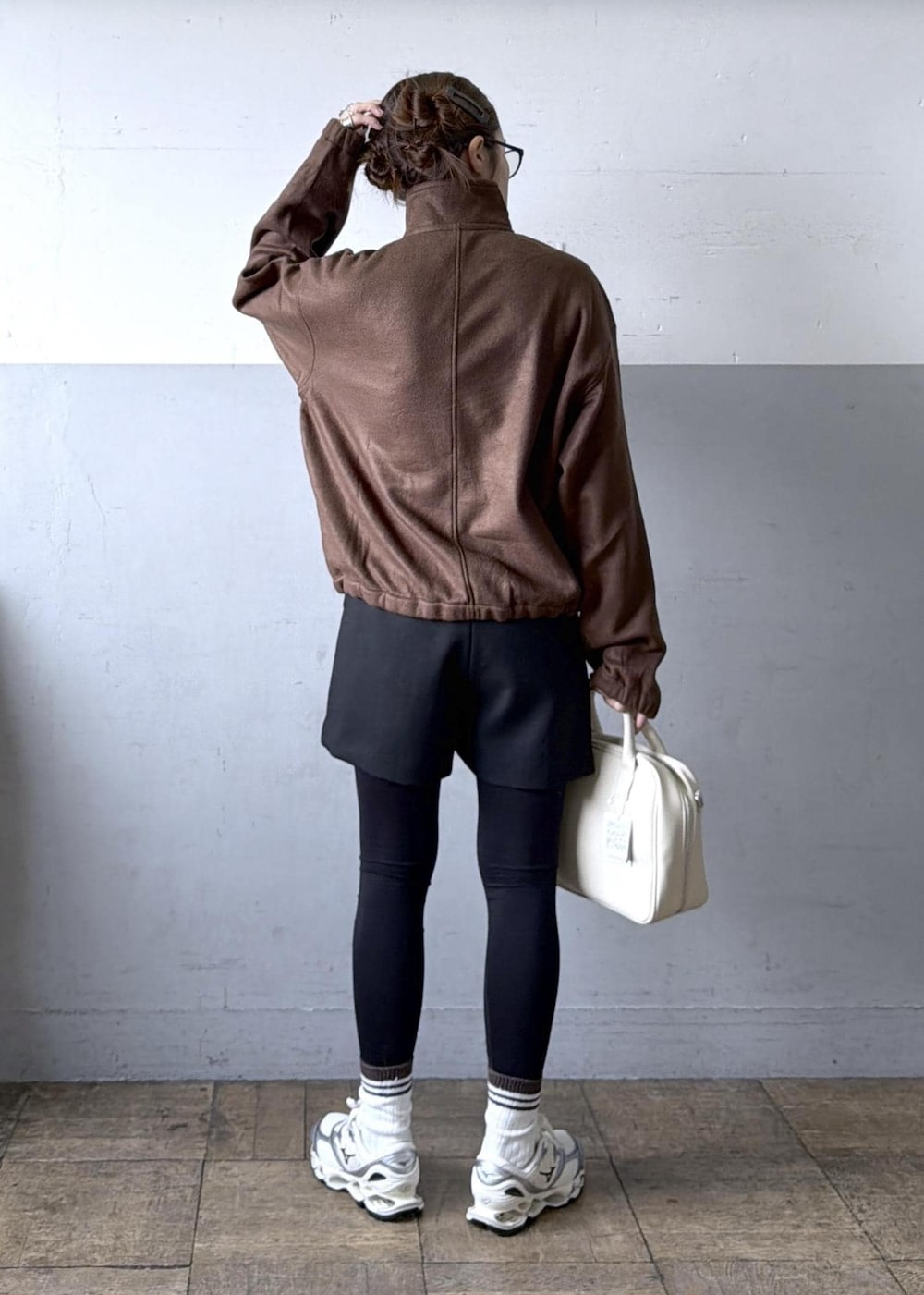 ブラック系のその他パンツ、ベージュ系のブルゾン、ホワイト系のスニーカーを着用したレディースの秋コーディネートの10枚目の写真