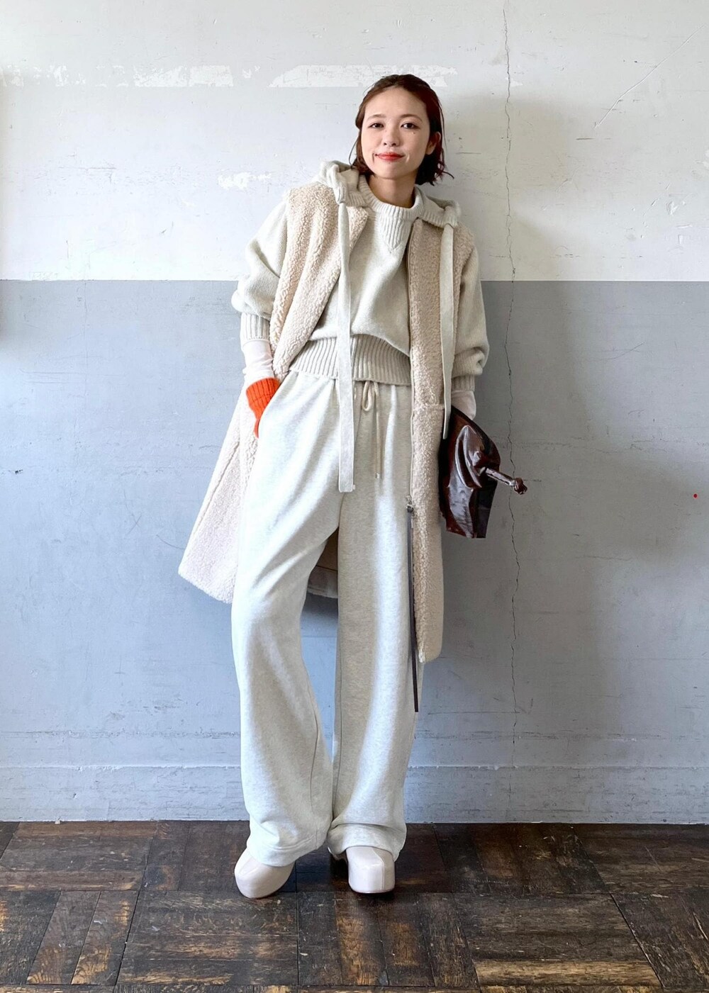 「レイヤード、スウェットパンツ、ホワイト、ニット、長袖、ロング、ボア、パンツ、ワイド、ストレート、ADAM ET ROPÉ、FEMME、骨格ナチュラル、イエベ、カジュアル」｜「ADAM ET ROPE'のチャンキークロッグ（その他シューズ、ベージュ系）」を使った、tampoさん（レディース・158cm）の秋コーディネートの2枚目の写真