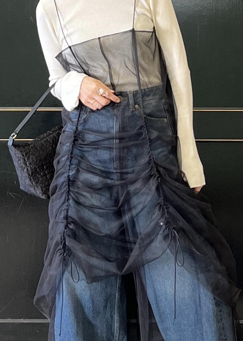 「キャミワンピース、ブラック、チュール、ニット、長袖、パンツ、デニム、ホワイト、スニーカー、ADAM ET ROPÉ、FEMME、骨格ナチュラル、イエベ、カジュアル、大人カジュアル」|「ADAM ET ROPE'のアンチピリングフレアスリーブプルオーバー(ニット/セーター、ホワイト系)」を使った、tampoさん(レディース・158cm)の冬コーディネートの9枚目の写真