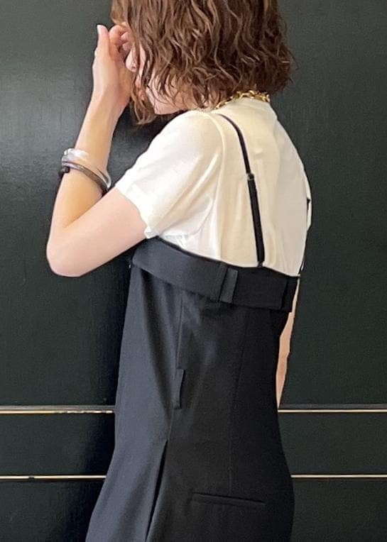 「ショルダーバッグ、スクエア、レオパード、スクエアバッグ、オーバーオール、ホワイト、Tシャツ、半袖、クルーネック、ブラック、ワイド、オールインワン、サロペット、スニーカー、夏コーデ」｜「GANNIの【GANNI for ADAM ET ROPE'】Recycled tech Mini Tote（トートバッグ、ベージュ系）」を使った、tampoさん（レディース・158cm）の夏コーディネートの8枚目の写真