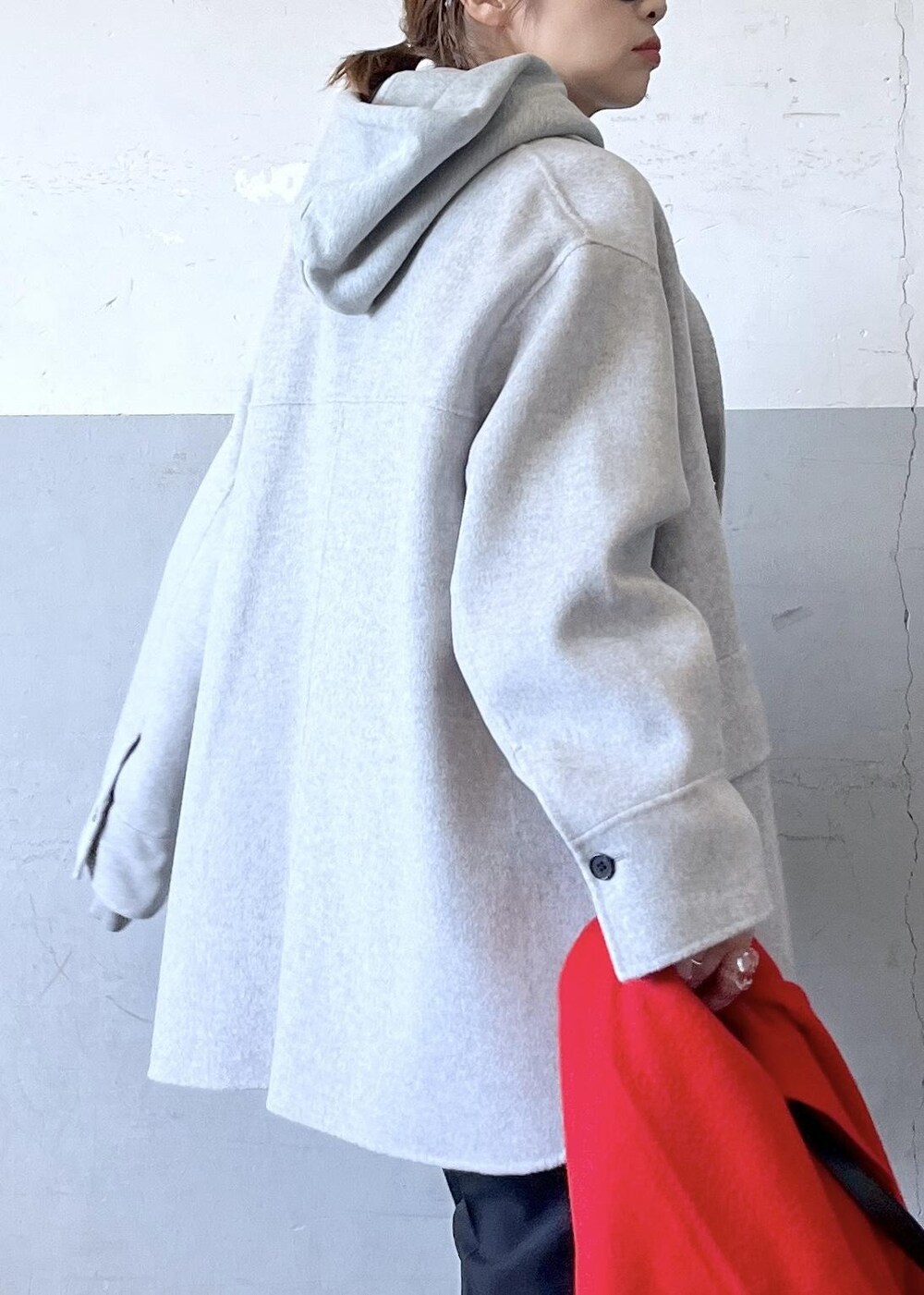 「グレー、長袖、オーバーサイズ、ライトグレー、スウェット、パーカー、パンツ、ローファー、ADAM ET ROPÉ、FEMME、骨格ナチュラル、イエベ、カジュアル、大人カジュアル、スポーティー」|「ADAM ET ROPE'の【晴雨兼用】ボリュームローファー(レインシューズ、ブラック系)」を使った、tampoさん(レディース・158cm)の秋コーディネートの8枚目の写真