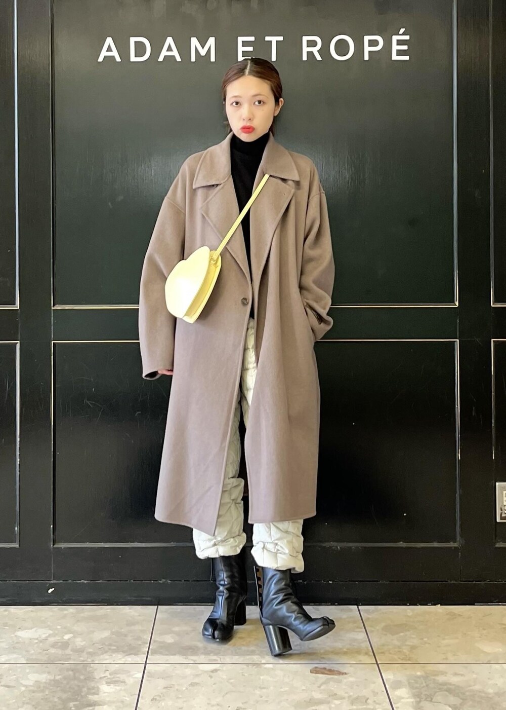 「SNaPMeAward23w、ハート、ショルダーバッグ、イエロー、キルティング、長袖、コート、ブラック、ブーツ、ヒール、ADAM ET ROPÉ、UNISEX、骨格ナチュラル、イエベ、大人カジュアル」｜「ADAM ET ROPE'のウォッシャブルウールクロップドプルオーバー（ニット/セーター、ブラック系）」を使った、tampoさん（レディース・158cm）の冬コーディネートの5枚目の写真