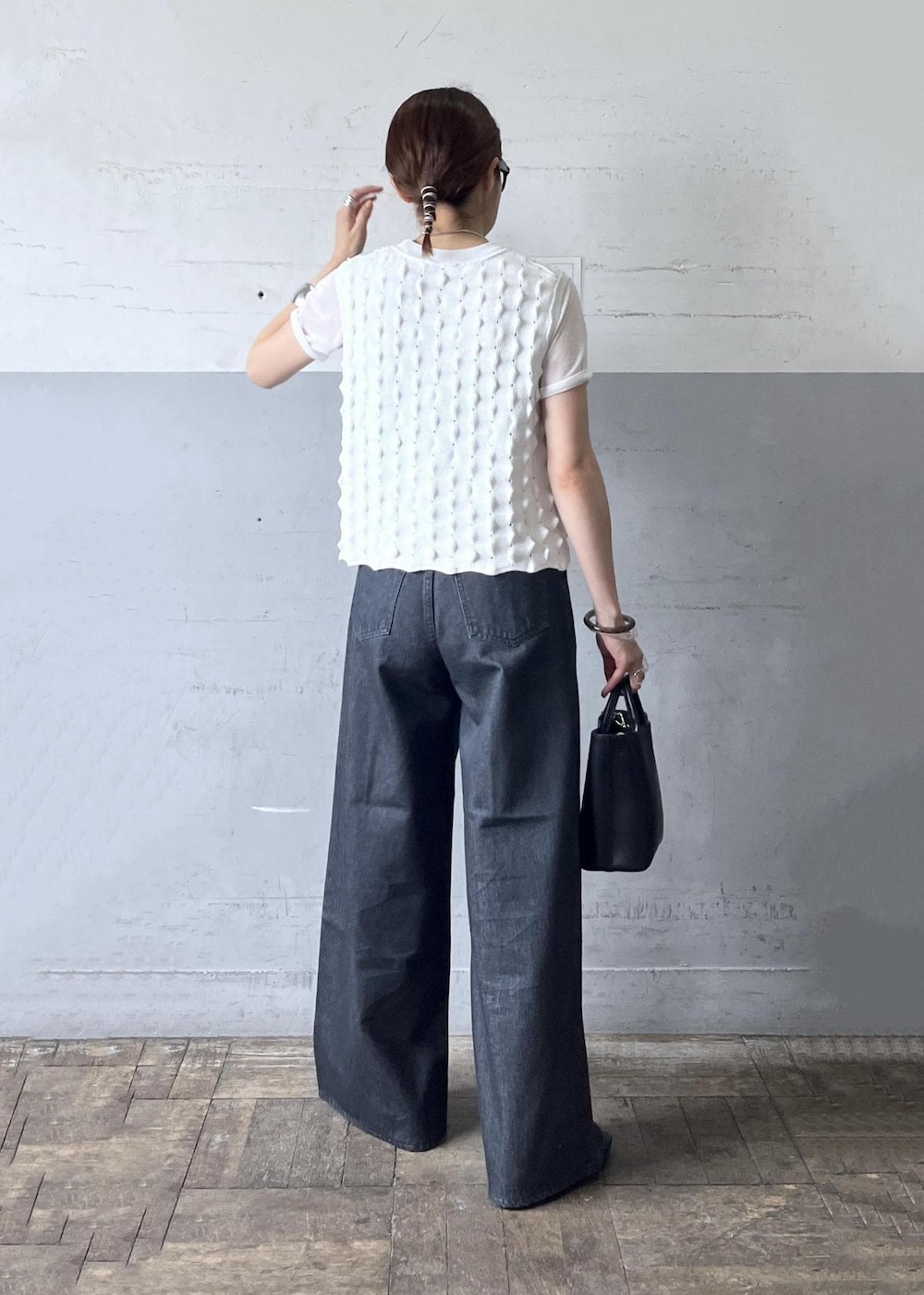 ブラック系のパンプス、ブラック系のデニムパンツ、ホワイト系のTシャツ/カットソーを着用したレディースの夏コーディネートの4枚目の写真