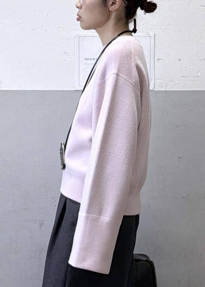 ブラック系のショルダーバッグ、グレー系のスラックス、ピンク系のニット/セーターを着用したレディースの秋コーディネートの6枚目の写真