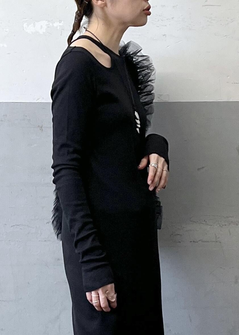 「ブラック、長袖、ロング、ワンピース、スリット、マキシ、タイトワンピース、パンツ、ADAM ET ROPÉ、FEMME、骨格ナチュラル、イエベ、大人カジュアル、レイヤード、春」|「ADAM ET ROPE'のフリルワンショルダーバッグ(ハンドバッグ、ブラック系)」を使った、tampoさん(レディース・158cm)の春コーディネートの8枚目の写真