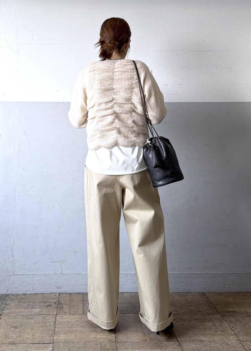 ベージュ系のカーディガン/ボレロ、ブラック系のブーツ、ホワイト系のTシャツ/カットソーを着用したレディースの冬コーディネートの5枚目の写真