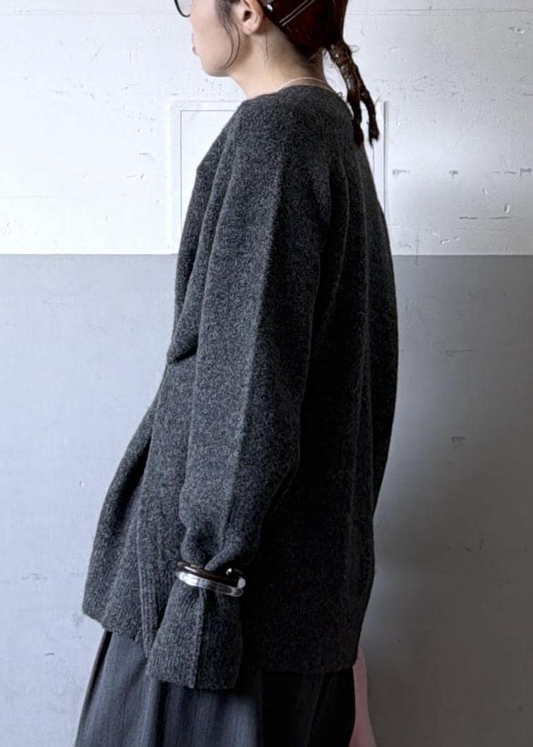 ホワイト系のハンドバッグ、グレー系のスラックス、グレー系のニット/セーターを着用したレディースの秋コーディネートの9枚目の写真