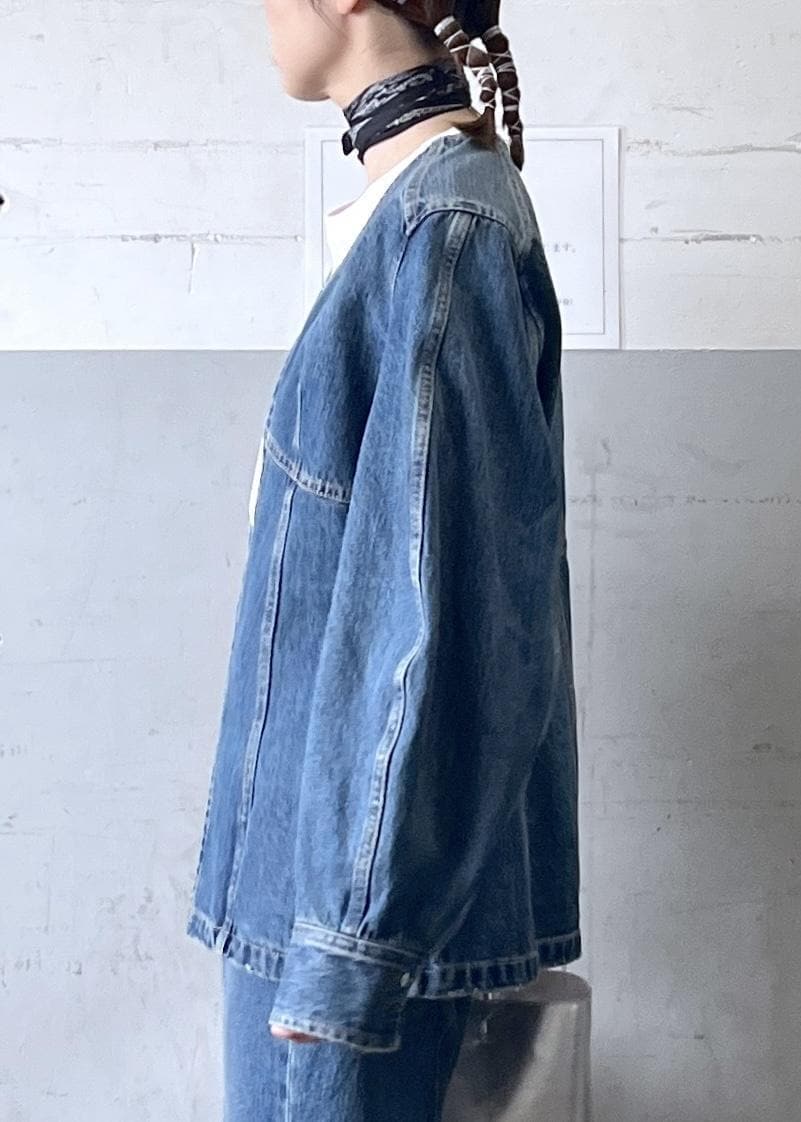ホワイト系のTシャツ/カットソー、シルバー系のトートバッグ、ブルー系のシャツ/ブラウスを着用したレディースの冬コーディネートの5枚目の写真
